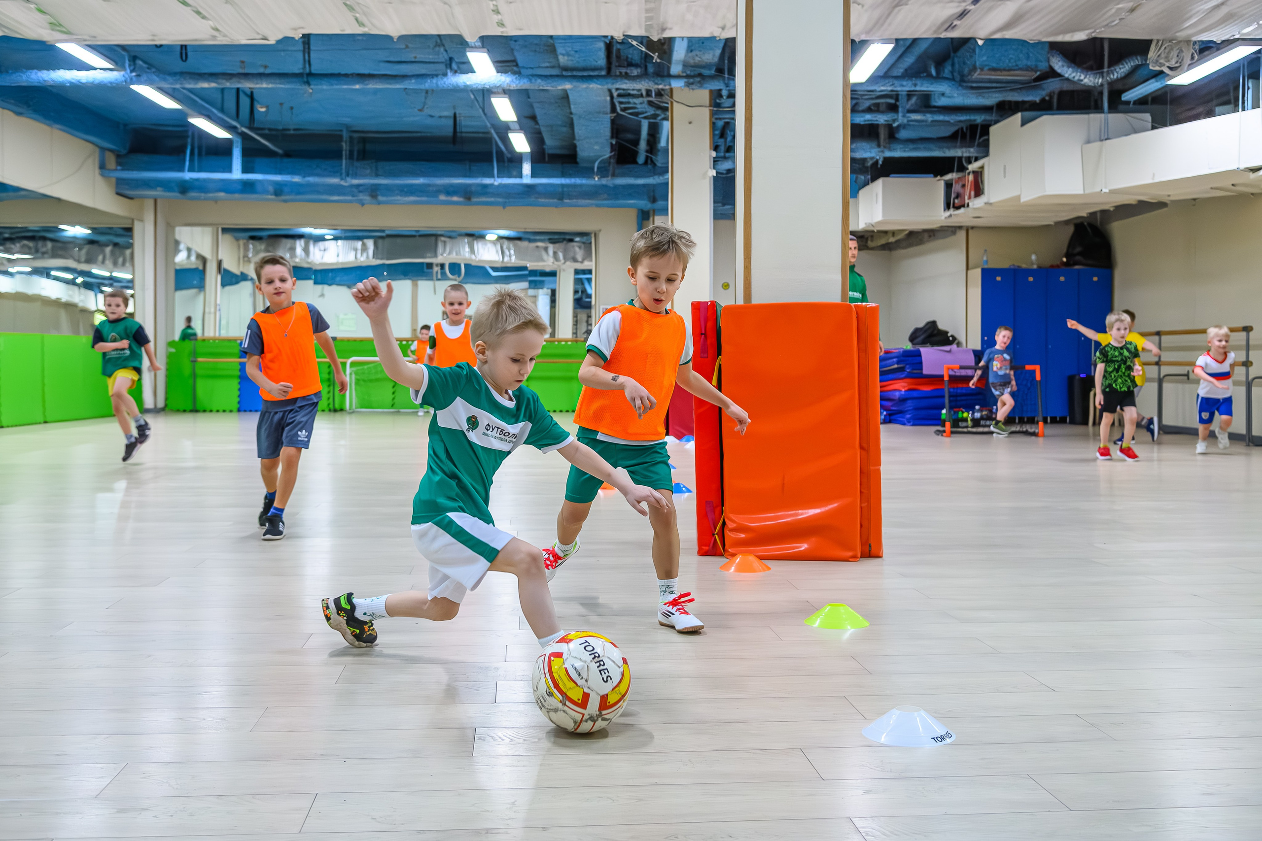 Репортажная фотосъемка детей в секции по футболу, в Москве с профессиональным репортажным фотографом. Обработка фото без фильтров, живые фото. 