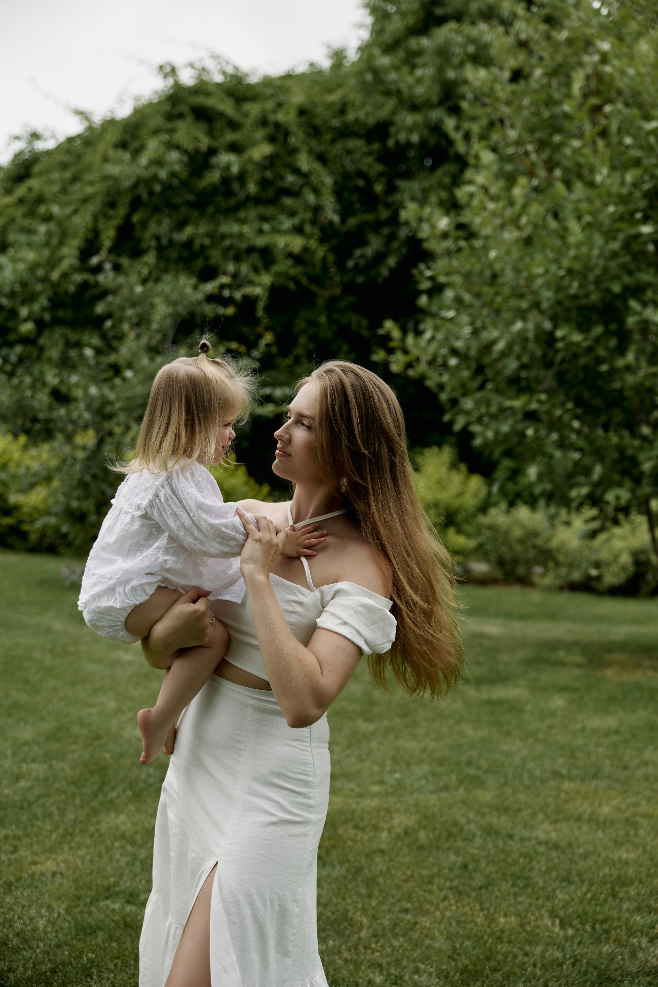 Прогулка в саду. Семейный фотограф и фотограф беременности во Владивостоке