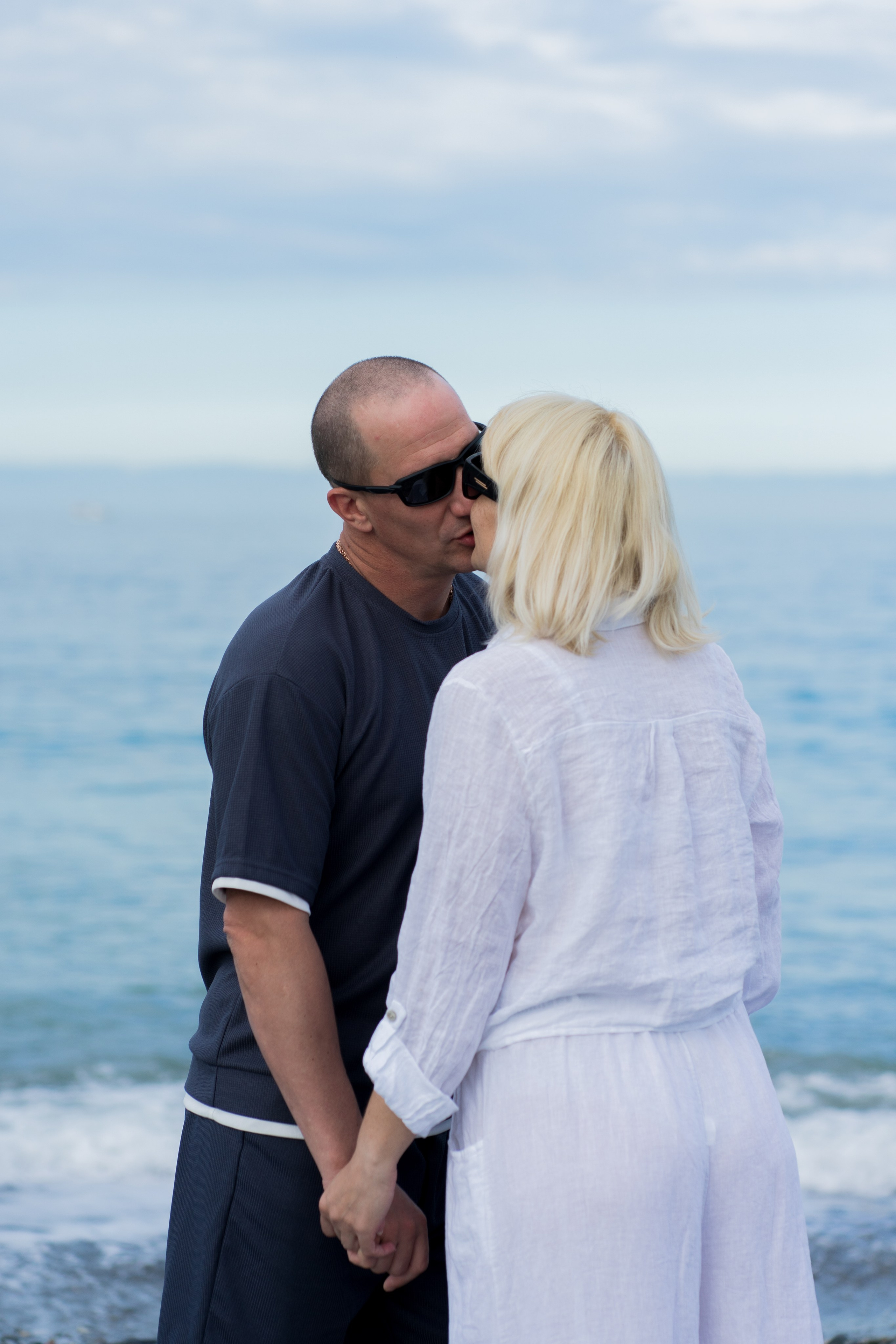 Утренняя съемка пары на море и набережной в Адлере. Фотограф в Сочи Тиунова Маргарита и Тиунов Евгений