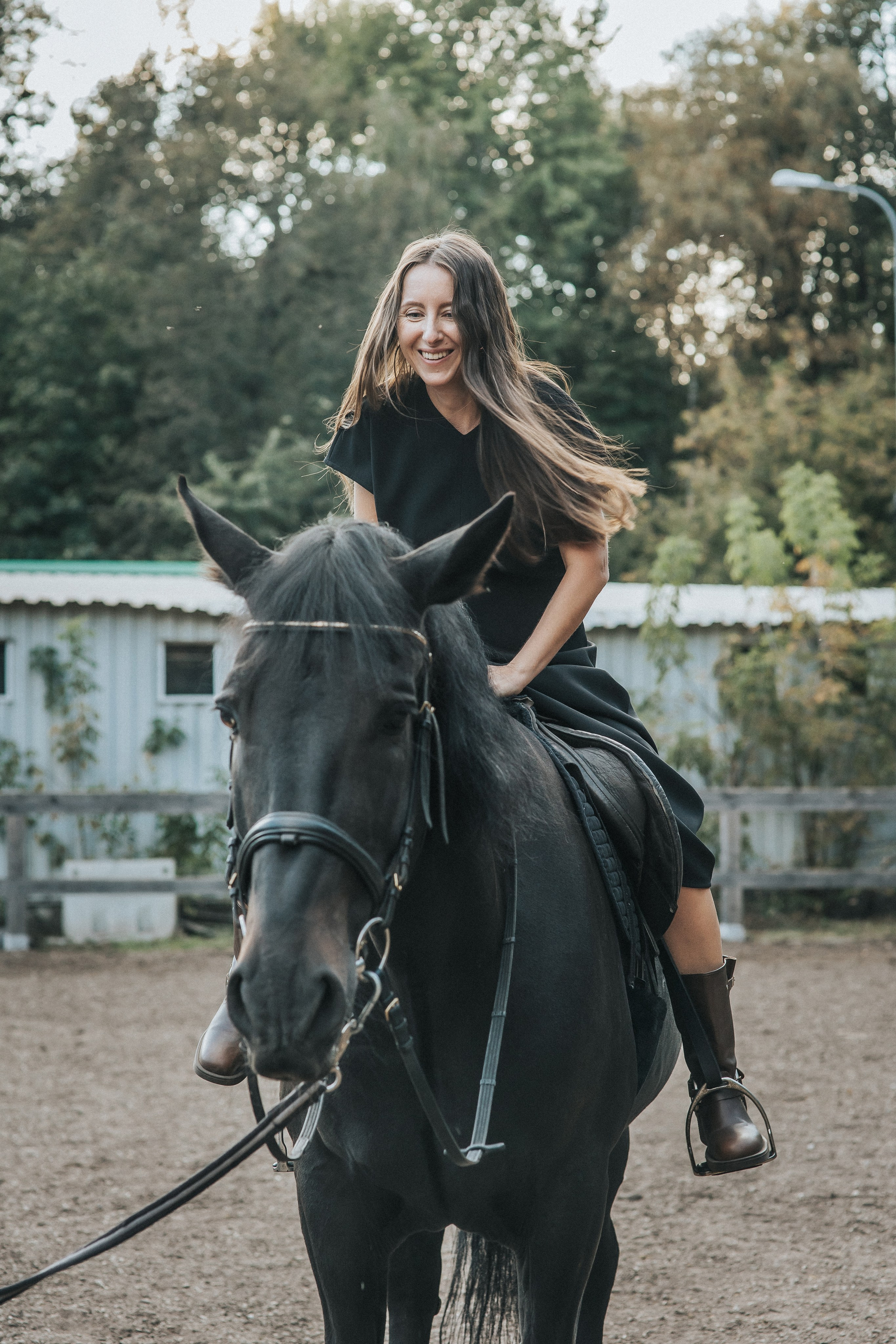 Большая семья и черный конь Султан. Семейный фотограф в Москве Наталья Чуб, заказать Фотокнигу