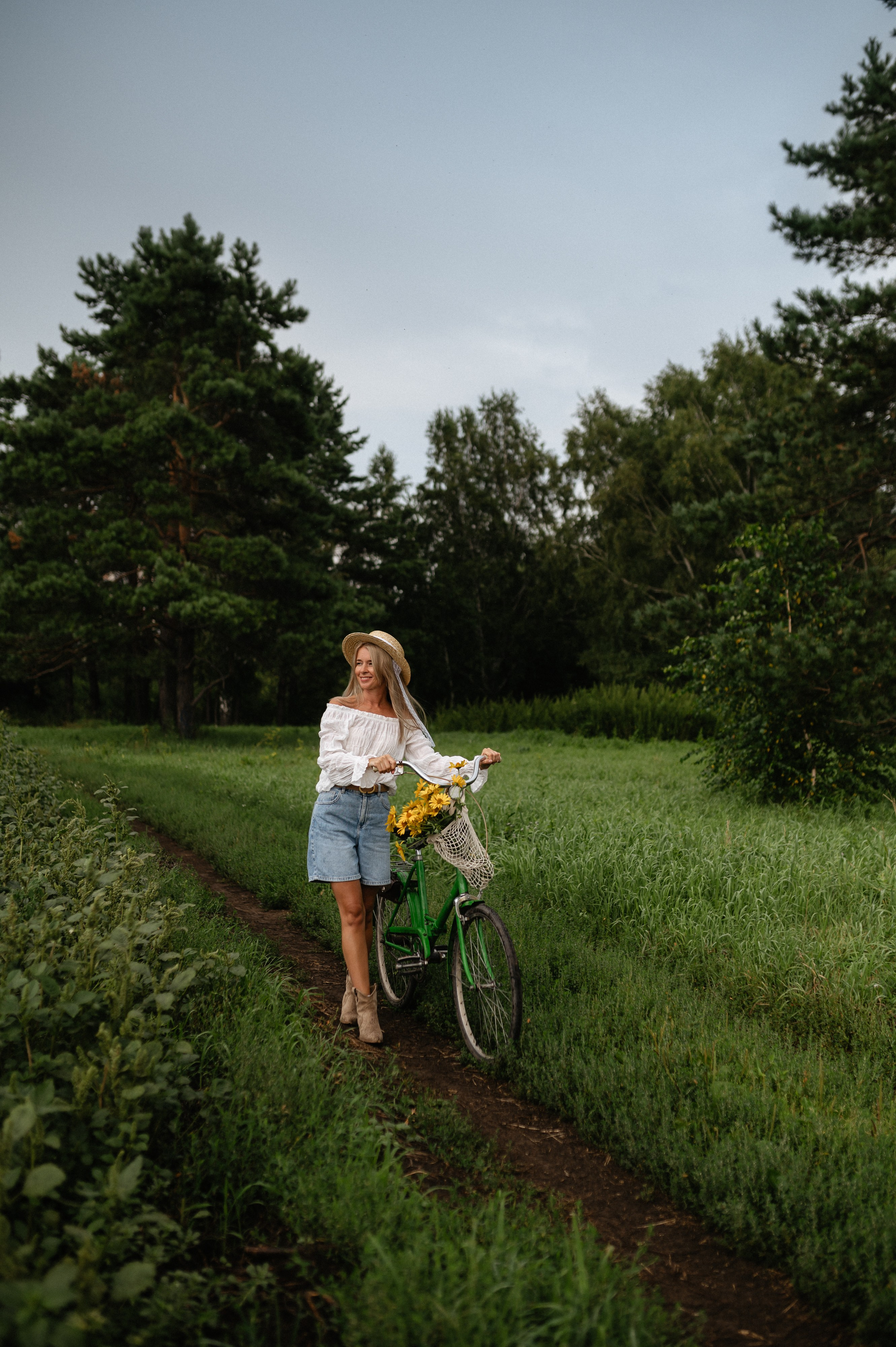 В поле с велосипедом. Главная