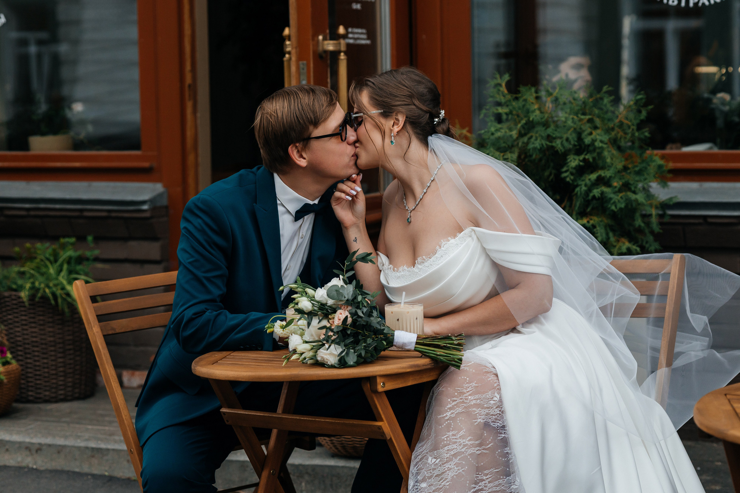 Свадебная прогулка на корабле. Олег Сверчков | Свадебный фотограф Вологда