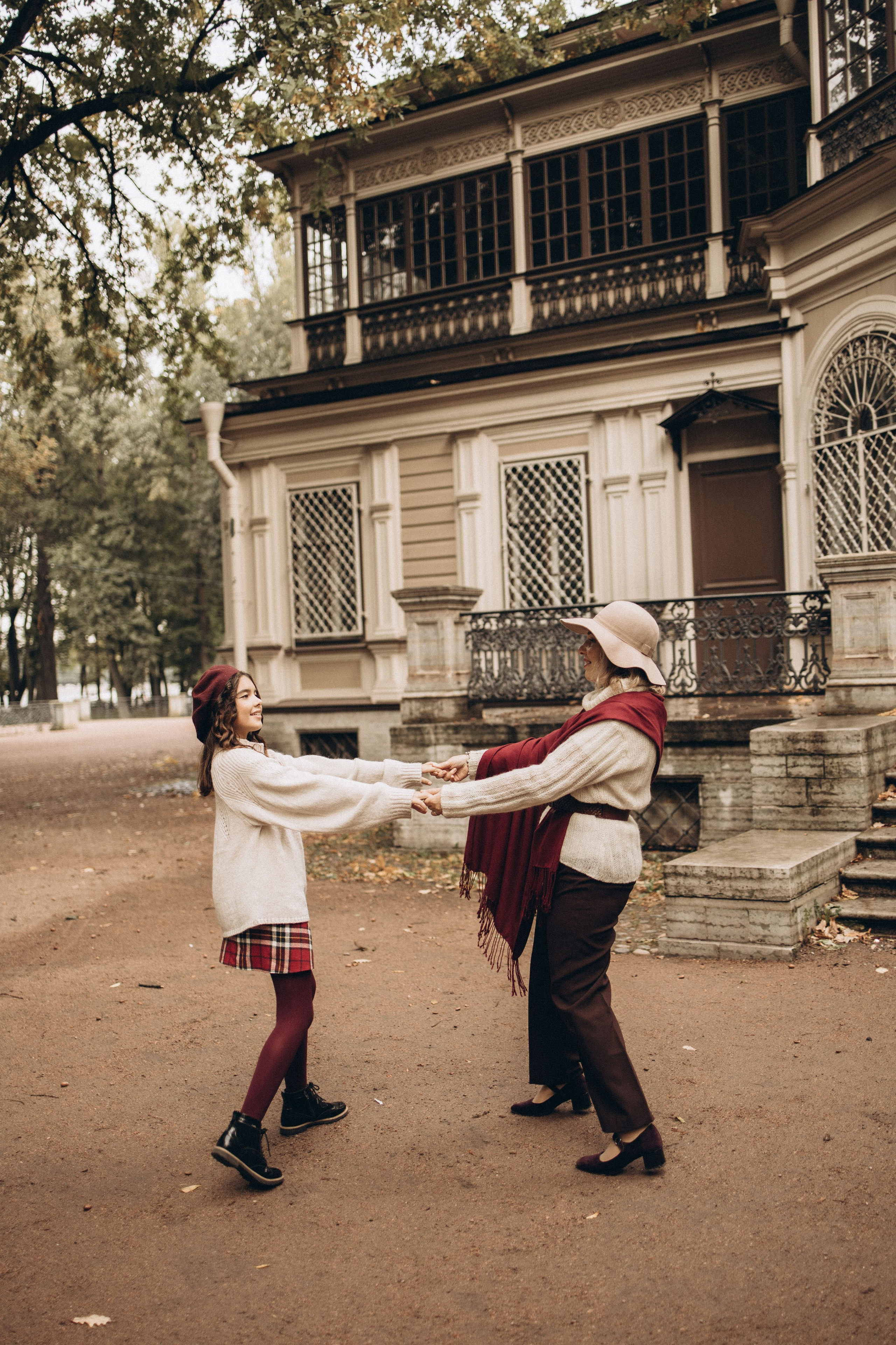 мама и дочка кружатся радуются и веселятся