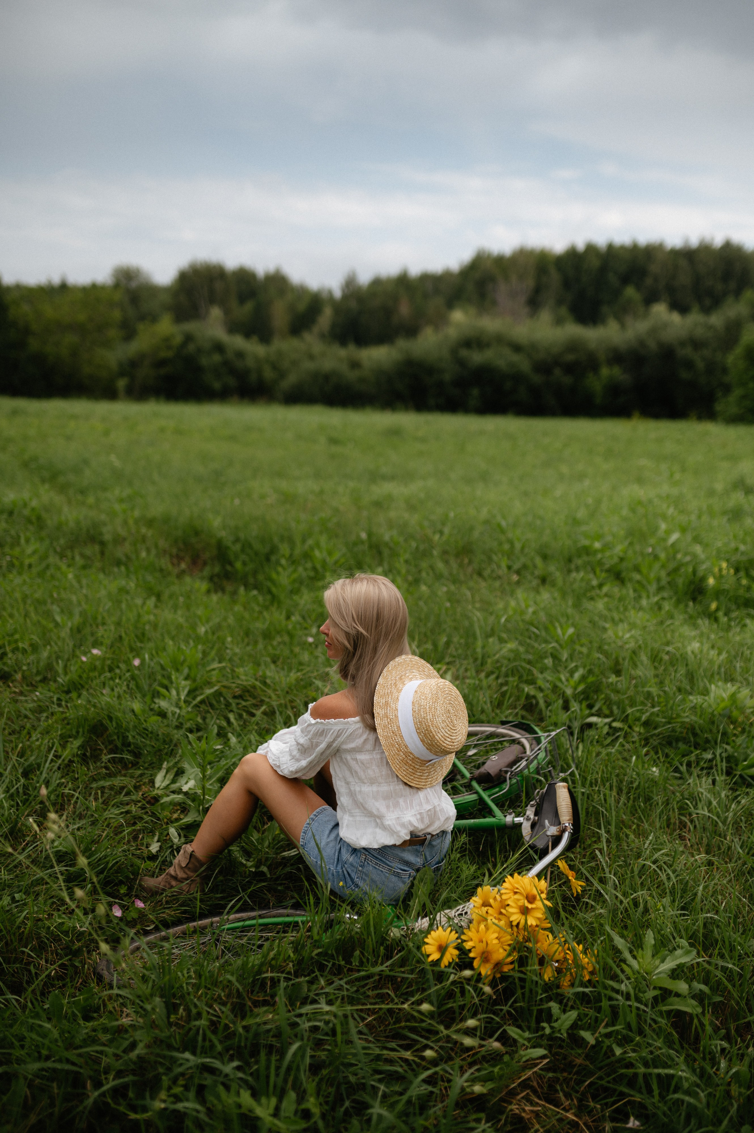 В поле с велосипедом. Главная