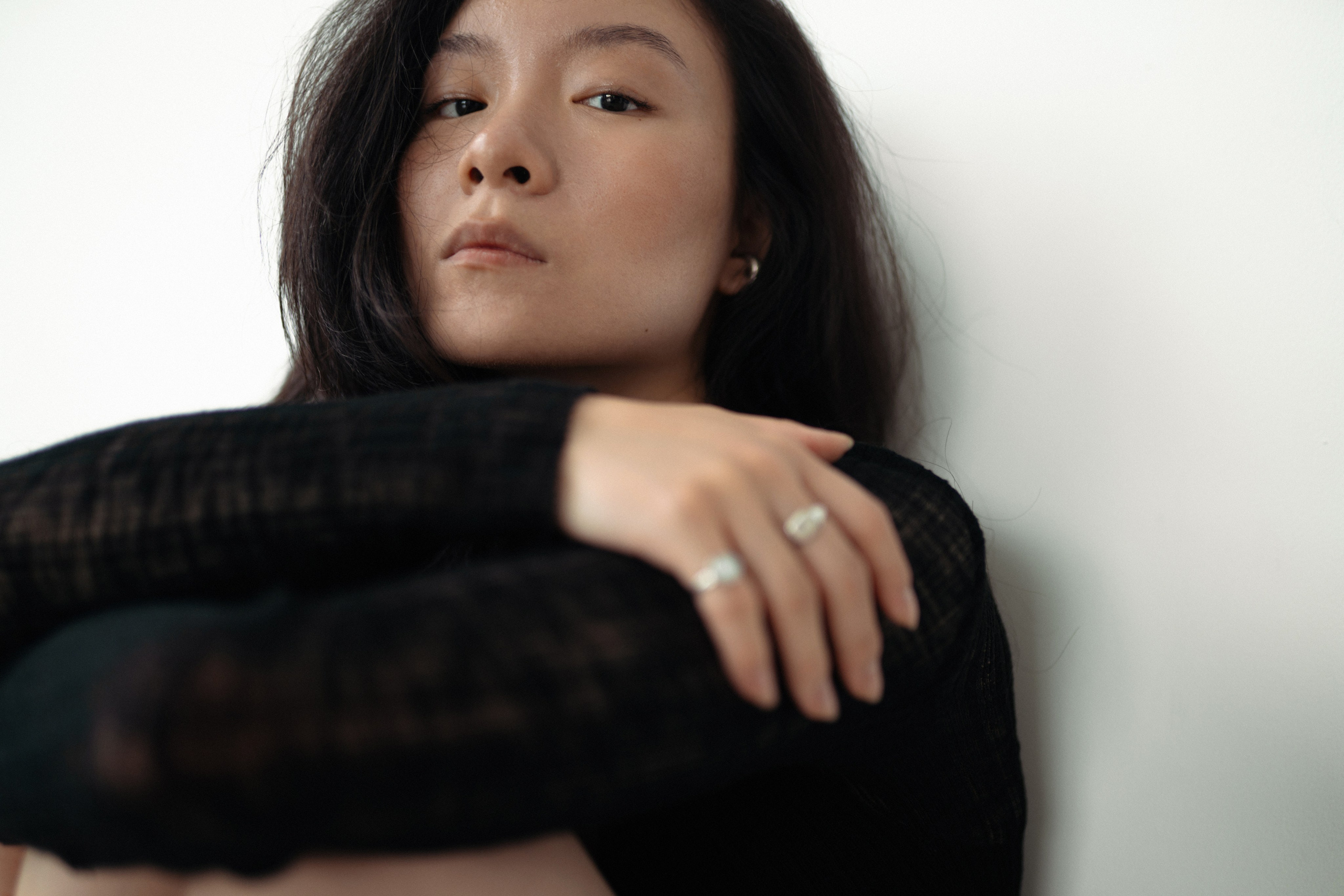 Портрет модели в чёрной одежде с прямым взглядом, студийная фотосессия в Санкт-Петербурге, студия 10 204