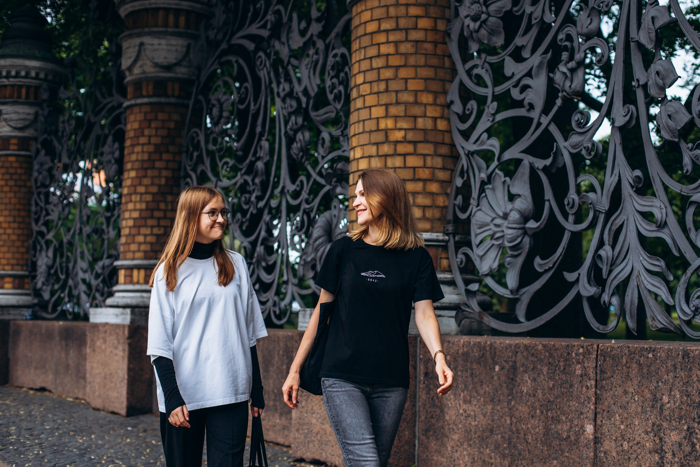 Светлана и Анна в июне. Фотопрогулка в Петербурге. Индивидуальный и семейный фотограф в Санкт-Петербурге