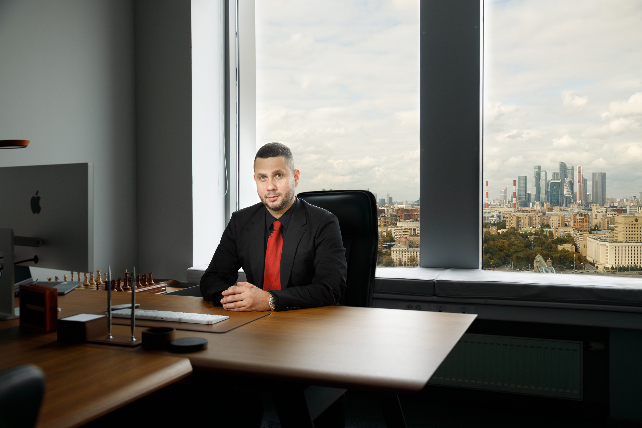 Деловой портрет в интерьере. Бизнес-портрет | Хедшот-фотограф | Студия делового портрета в Москве