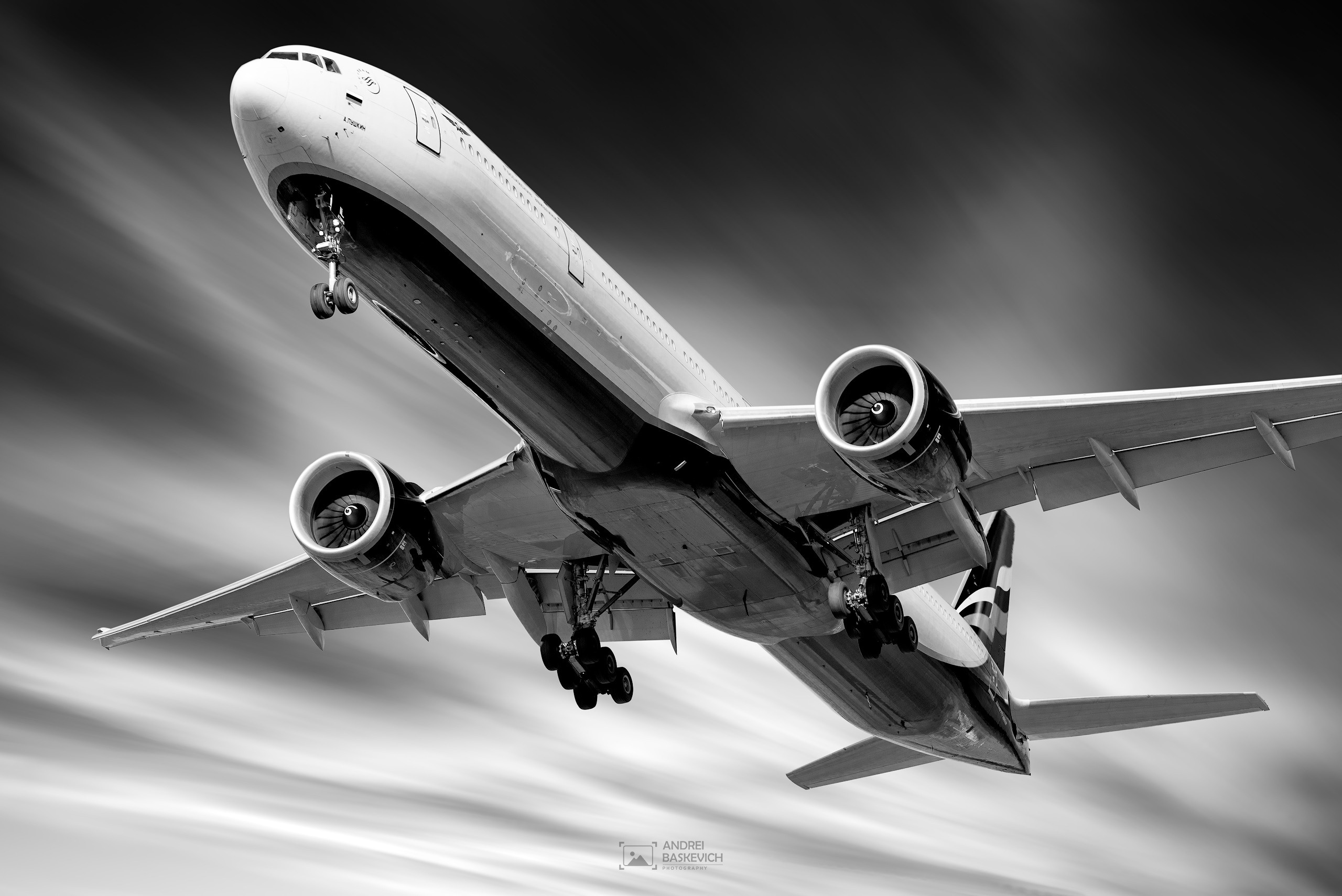 Самолет Boeing 777 на глиссаде аэропорта Шереметьево