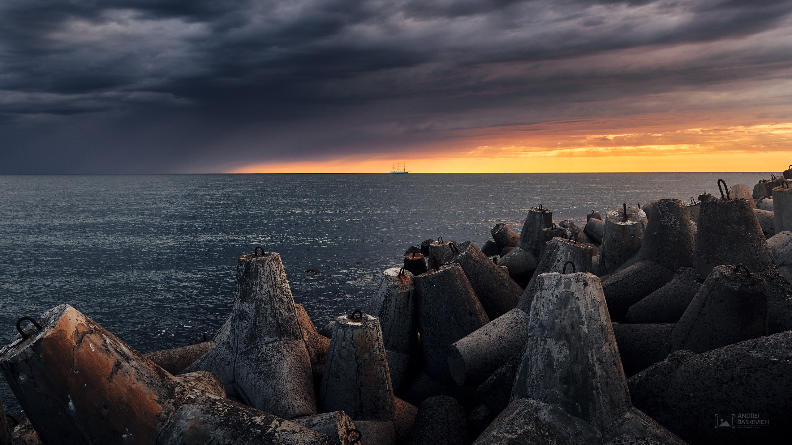 Парусник "Мир" на рейде в Гданьском заливе Балтийского моря недалеко от города Балтийск