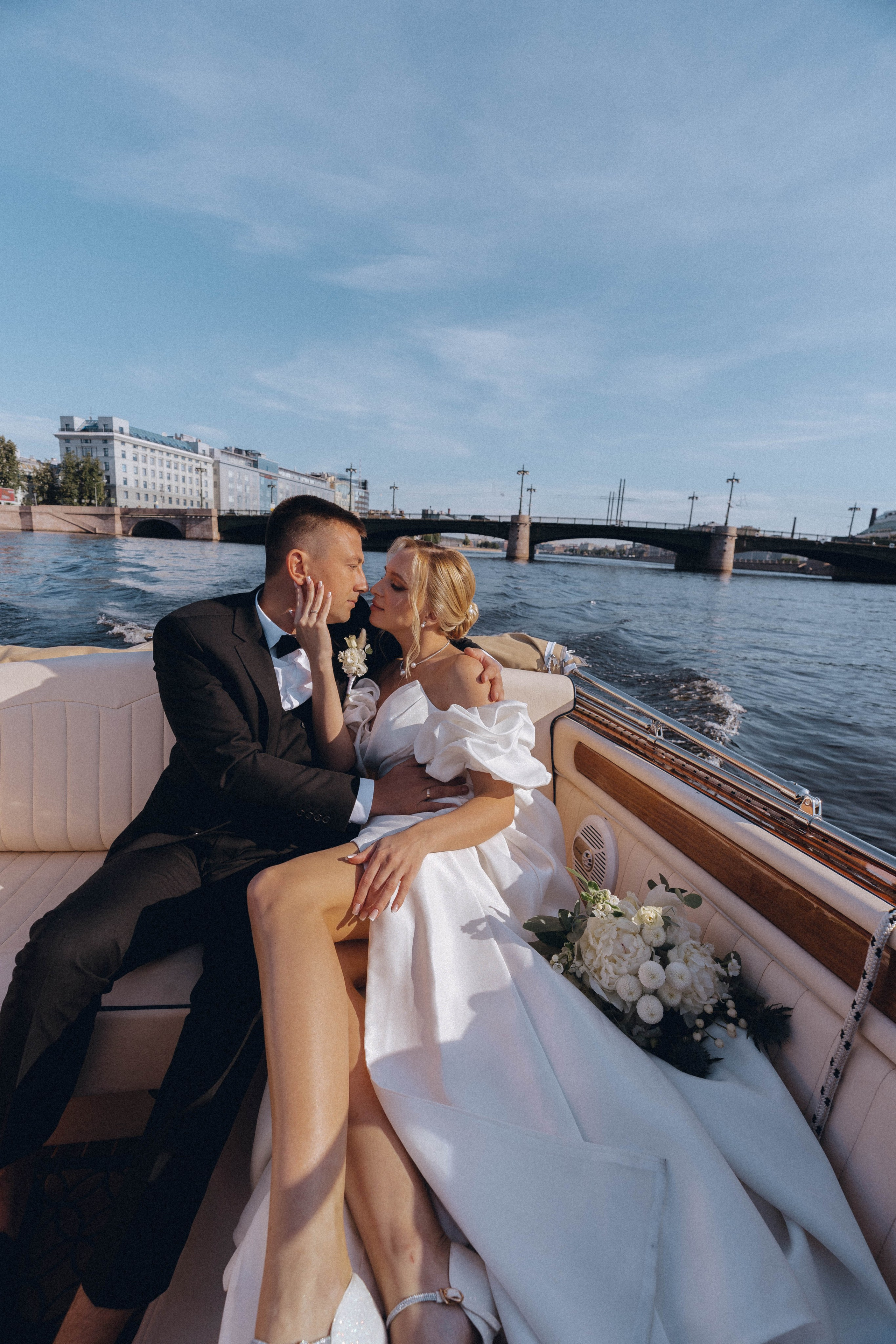 СВАДЕНБНАЯ СЬЕМКА НА КАТЕРЕ ПО КАНАЛАМ САНКТ-ПЕТЕРБУРГА И В АКВАТОРИИ НЕВЫ. Профессиональный фотограф, Санкт-Петербург — Виктория Богомолова