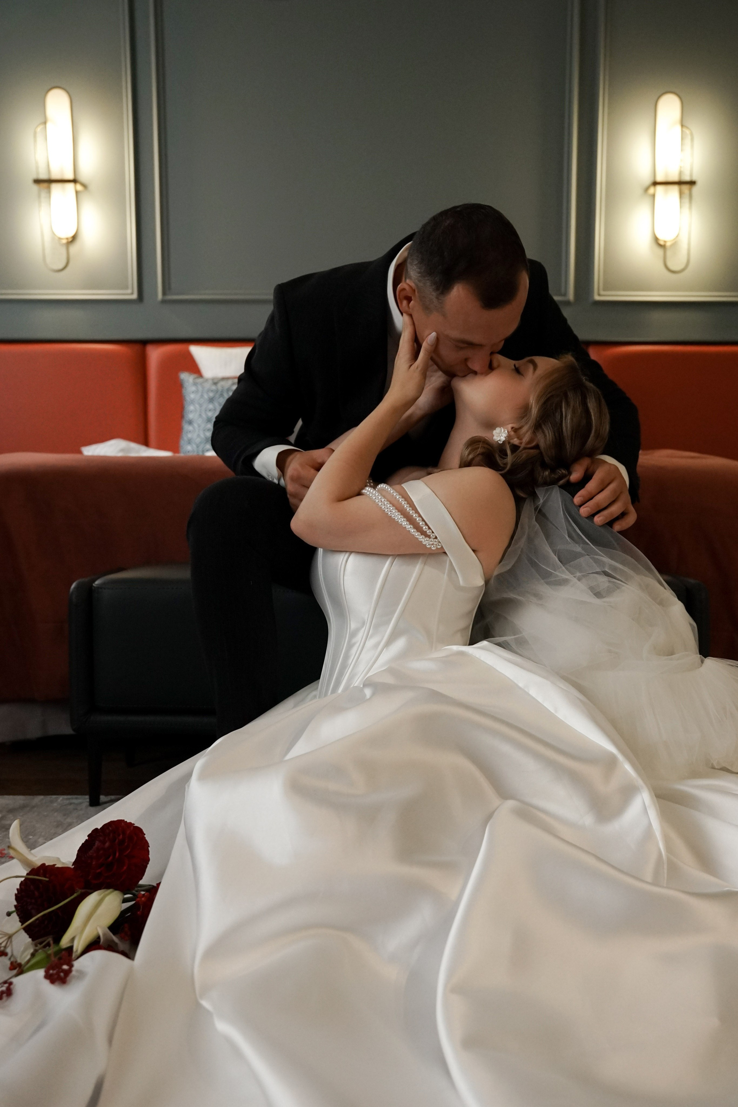 Кристина и Андрей: лавстори в гостинице и динамичный банкет. Фотограф в Иркутске