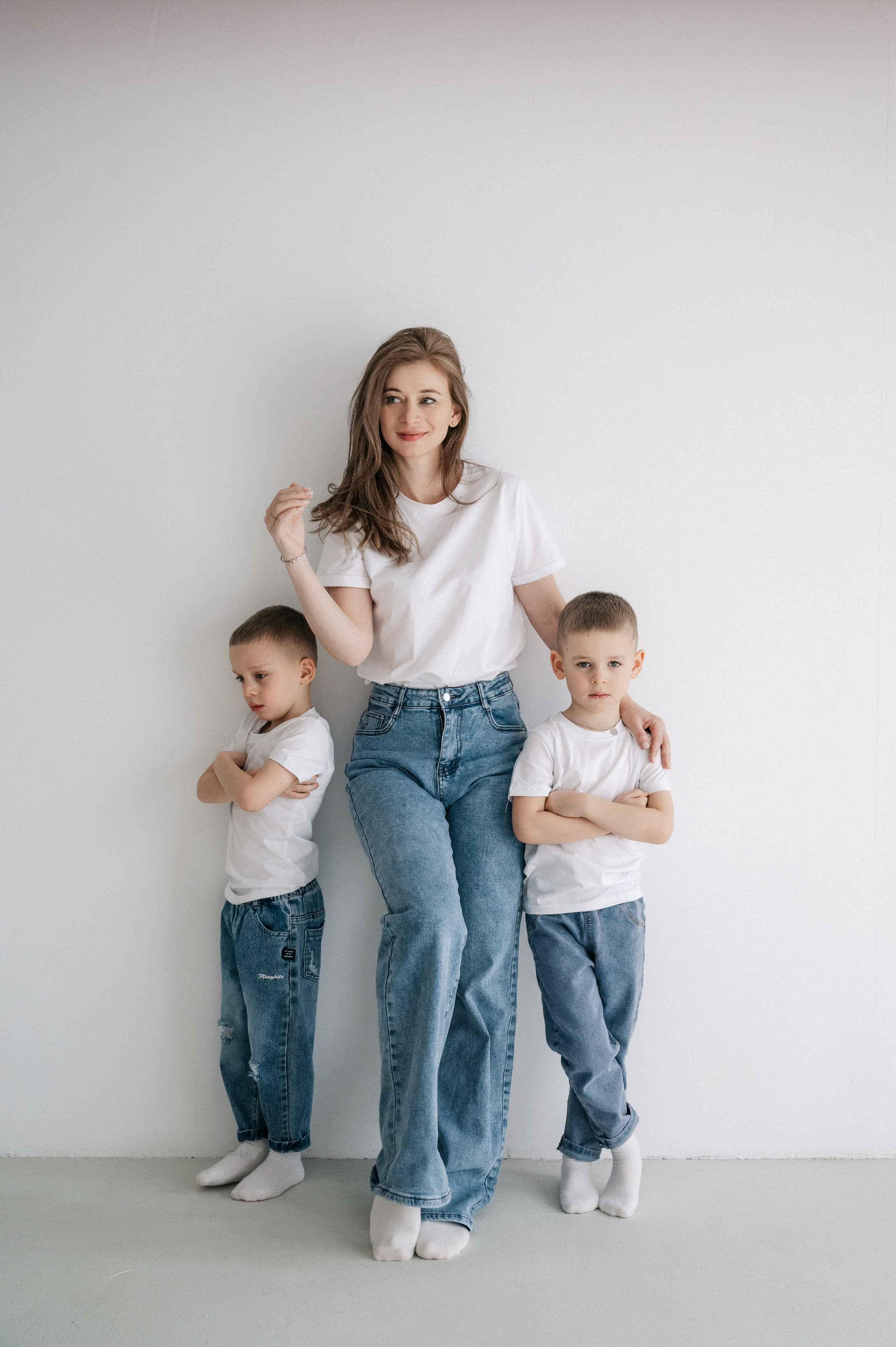 Семейная фотосессия мамы с сыновьями в фотостудии в Королёве. Свадебный и семейный фотограф Виктория Носачёва. Щелково, Москва и МО