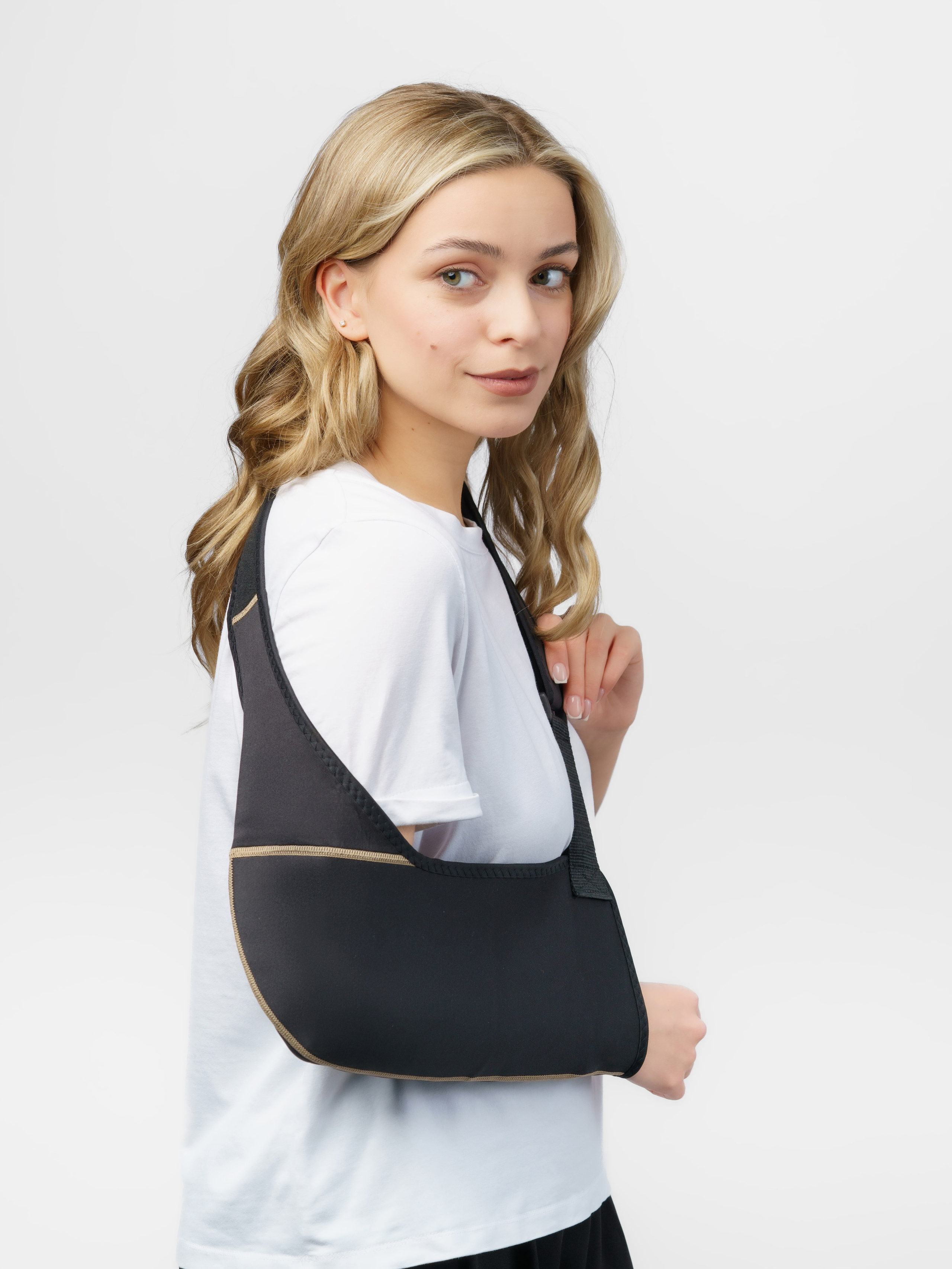 Бандаж-косынка, модель Анна. KED Production — продакшн из СПб. Создаём фото, видео и контент, который помогает брендам и селлерам продавать больше