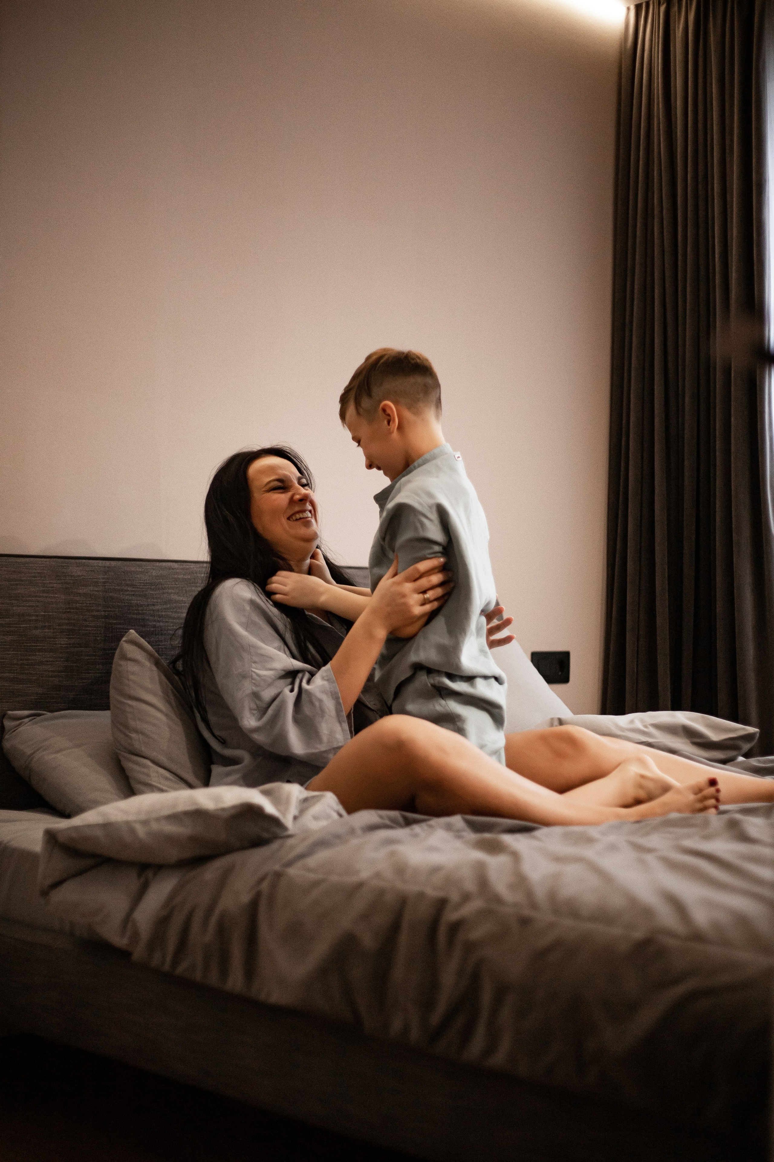 Совместный завтрак. Семейная съемка — это красивый способ признаться своей семье в любви