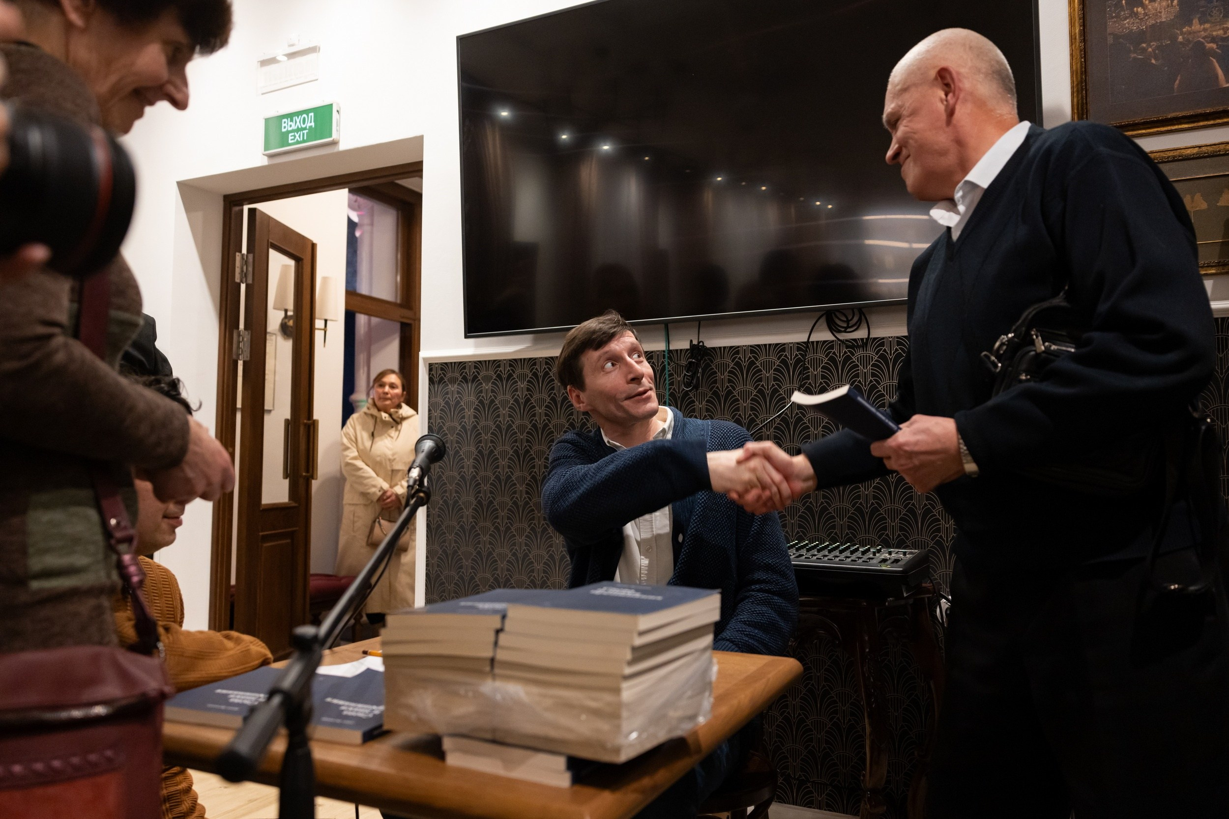 Авторский вечер Дениса Бычихина «Сумма на фоне сумм» в литературном кафе «Стива» (13 марта 2025). Репортажный фотограф Алексей Пирязев