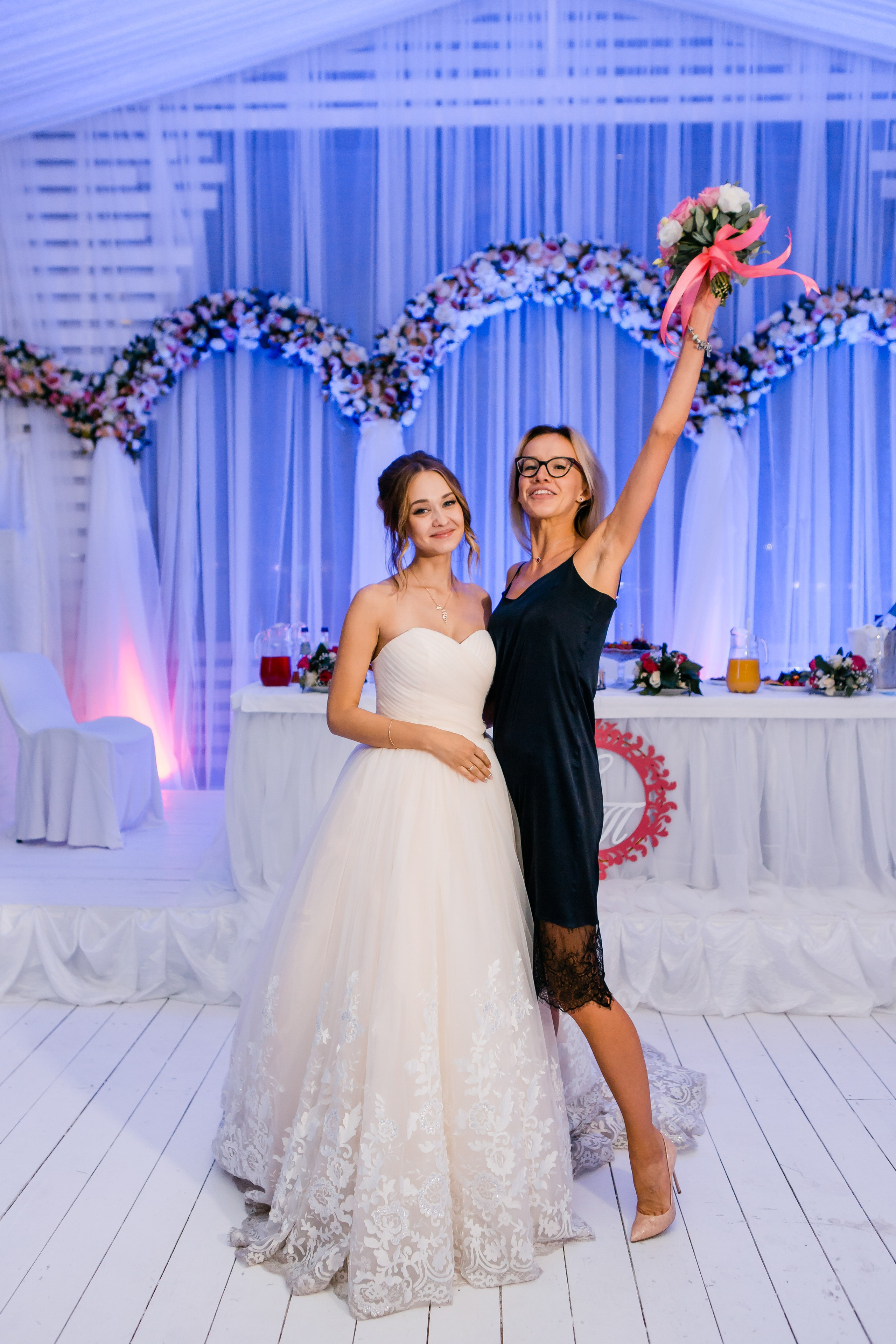 Денис и Ксения. Видеосъемка и фотосъемка свадеб. Фотограф и оператор на свадьбу. Видеосъемка подкастов, собственная видео-фотостудии. Предметная фотосъемка