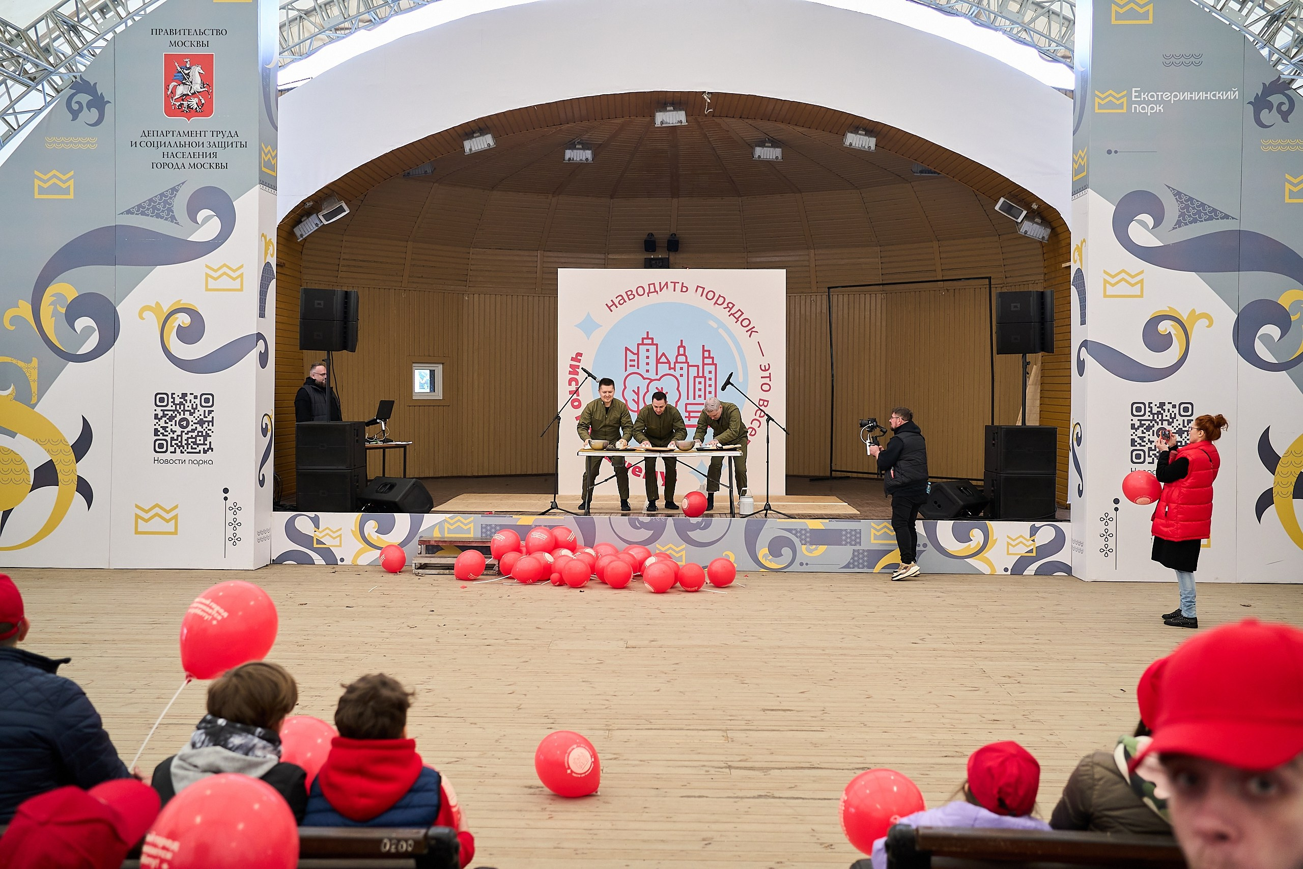 Субботник у Управления делами Мэра и Правительства Москвы. Фотограф и Видеограф в Москве. Олег Корушев