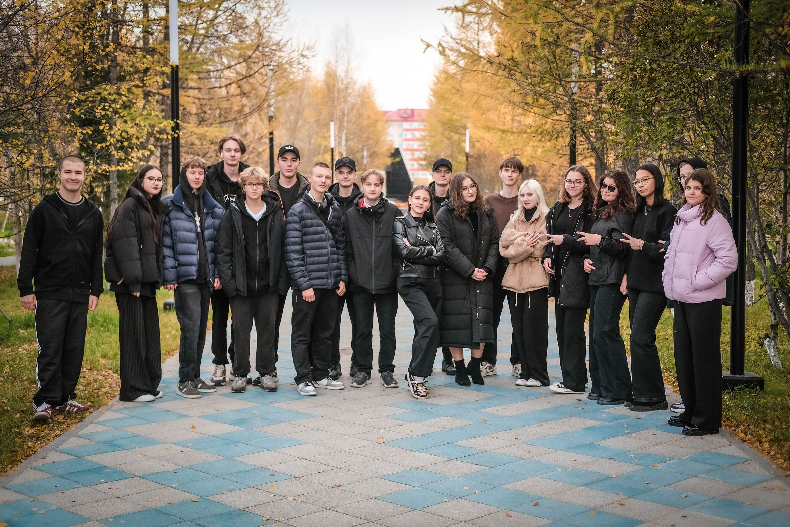 9 класс (прогулочная). Фотограф Елена Дегтярева. Семейная, детская и школьная фотография в Тюмени. Яркие и живые снимки, которые сохранят историю вашей семьи