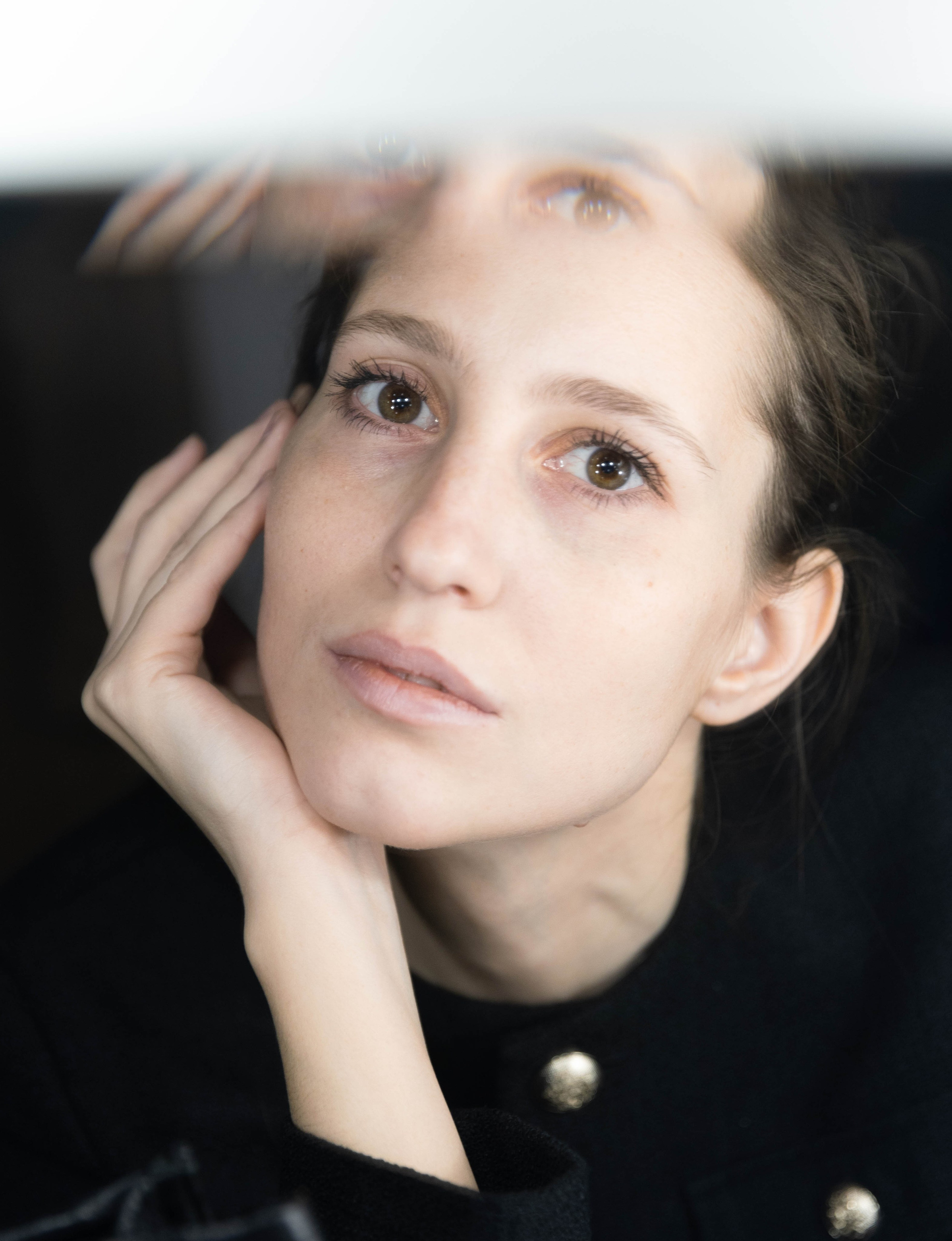 Портретная фотография девушки в студии, крупный план