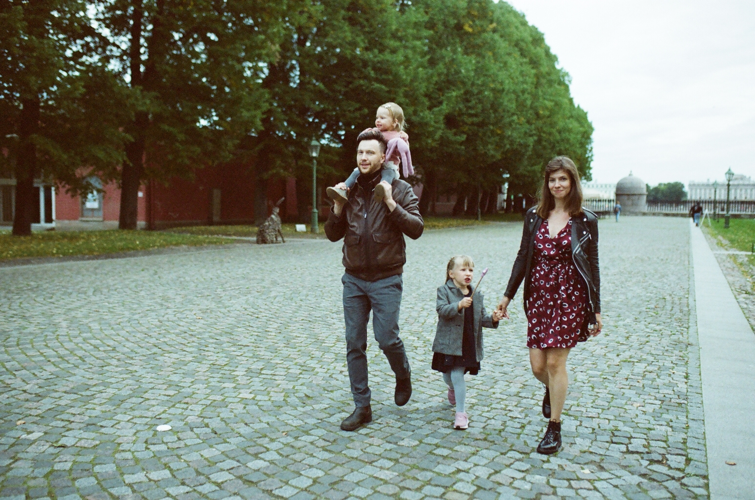 Никита Наташа Васо и Нина. Свадебный и семейный пленочный фотограф в Петербурге Истомина Ирина