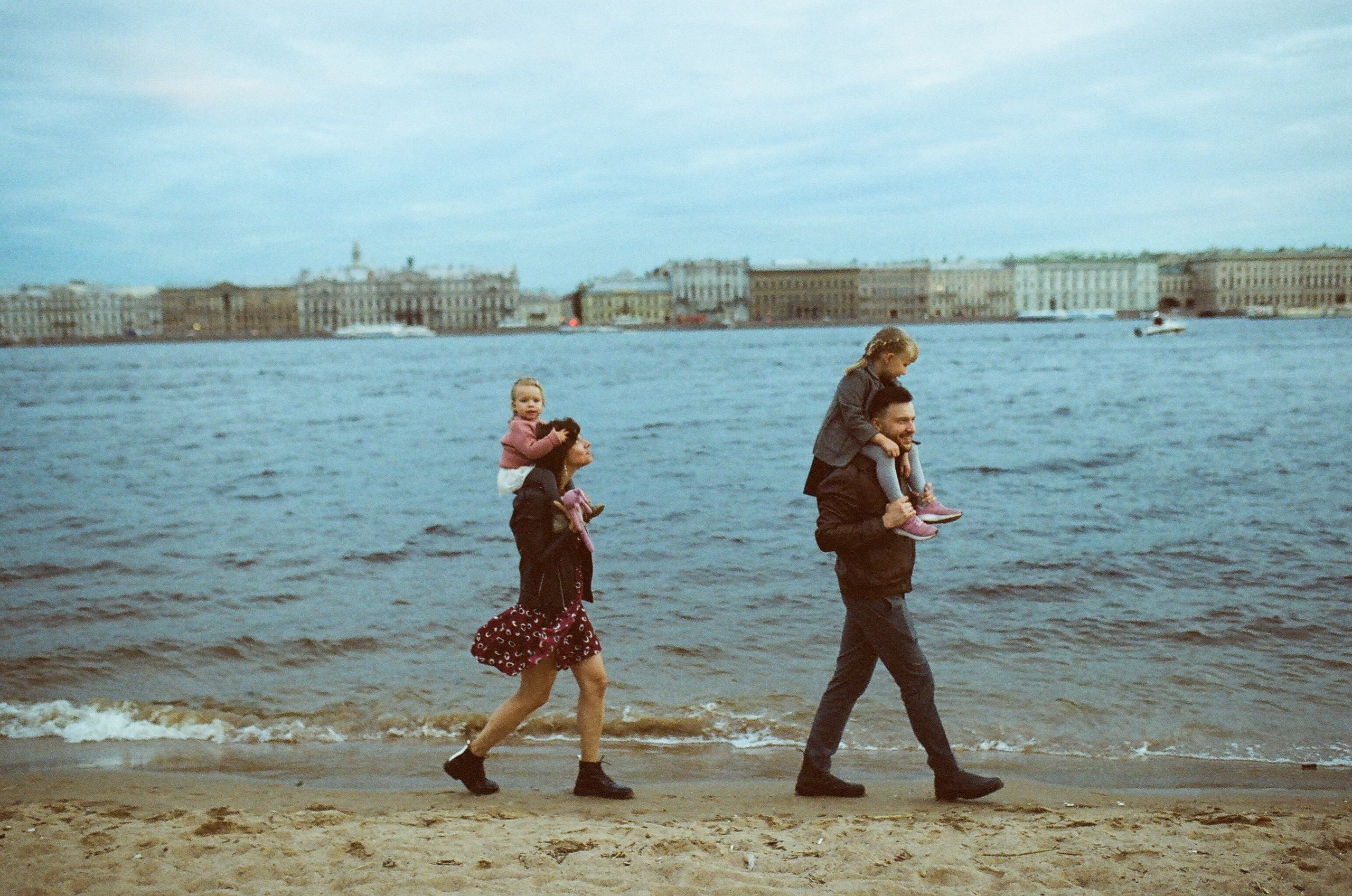 Никита Наташа Васо и Нина. Свадебный и семейный пленочный фотограф в Петербурге Истомина Ирина
