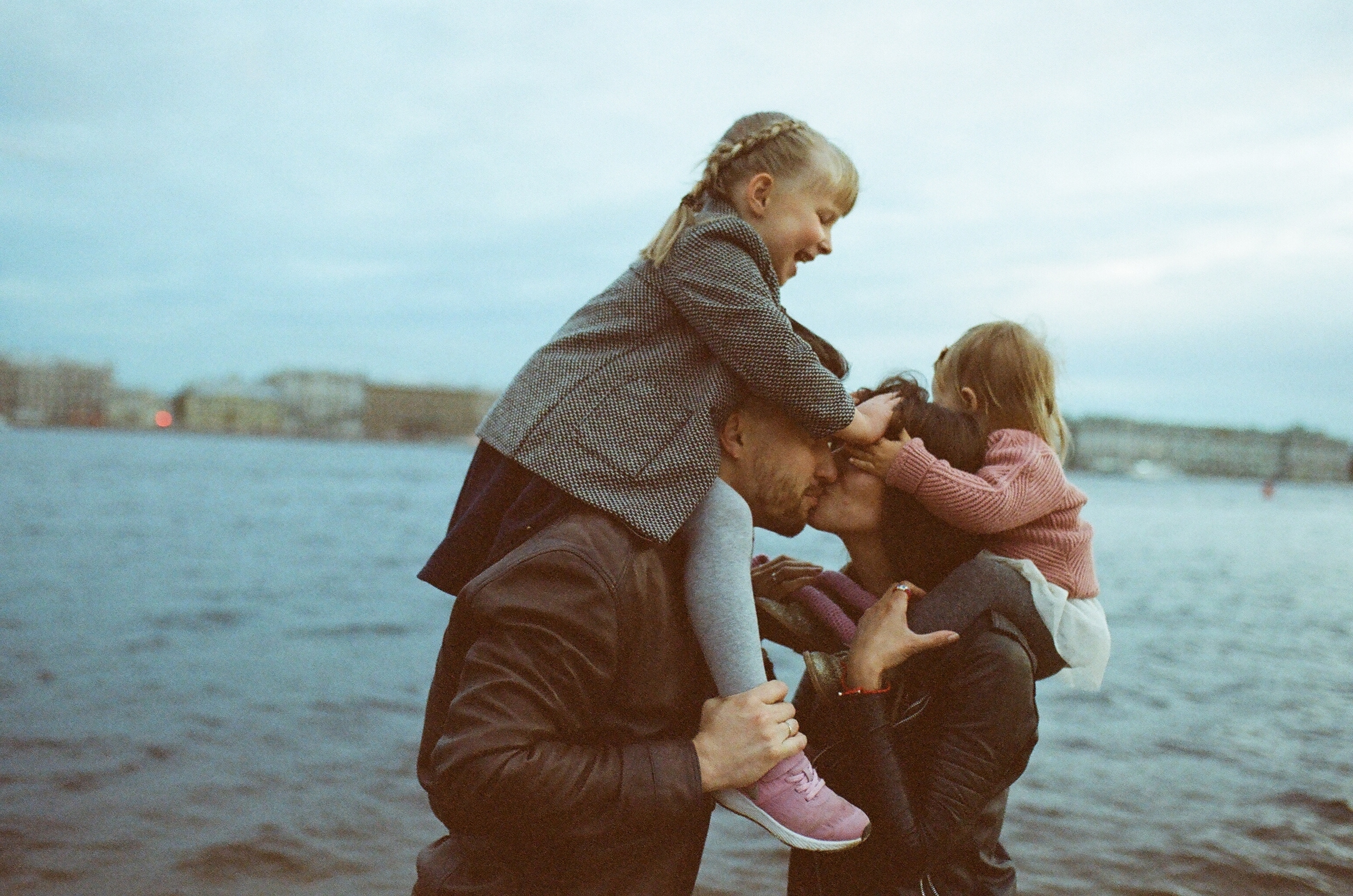 Никита Наташа Васо и Нина. Свадебный и семейный пленочный фотограф в Петербурге Истомина Ирина