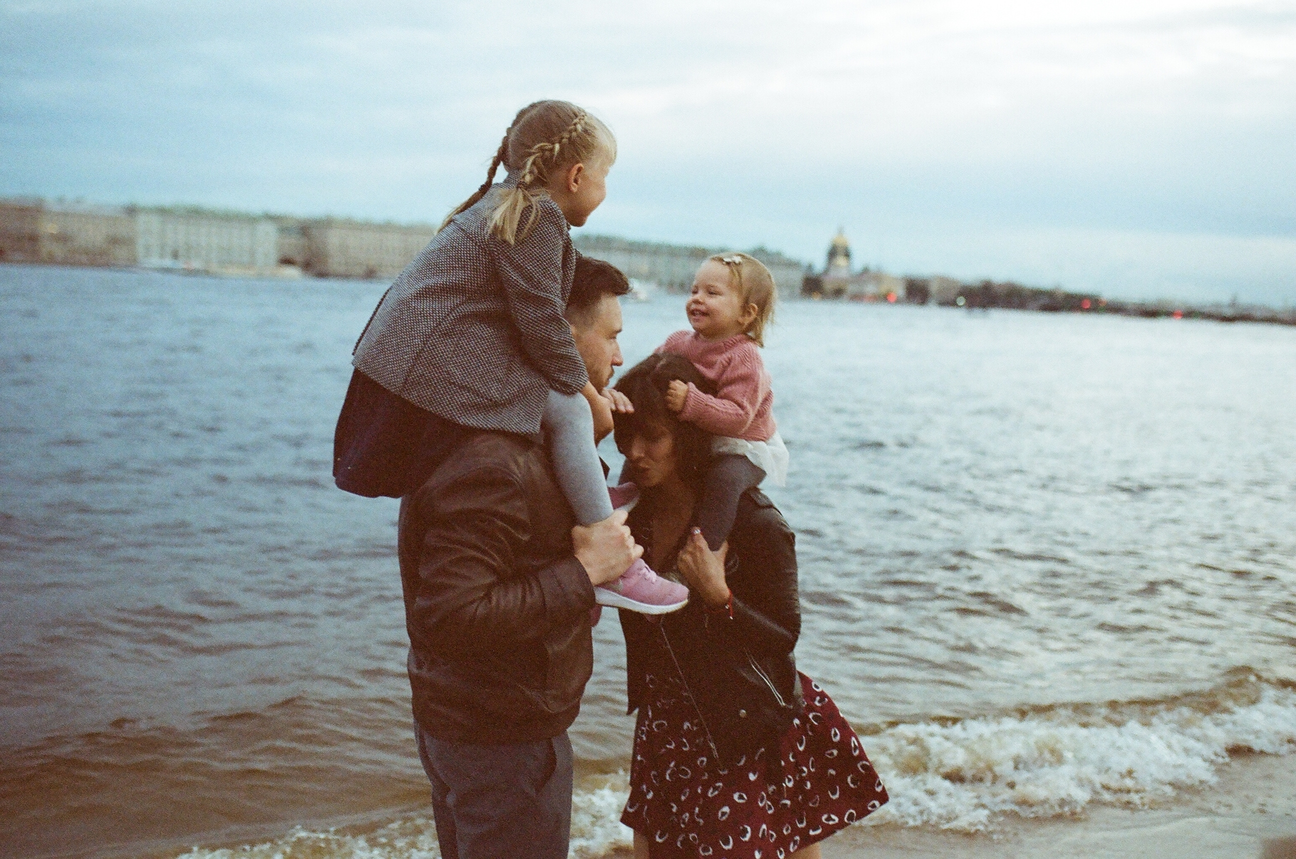 Никита Наташа Васо и Нина. Свадебный и семейный пленочный фотограф в Петербурге Истомина Ирина