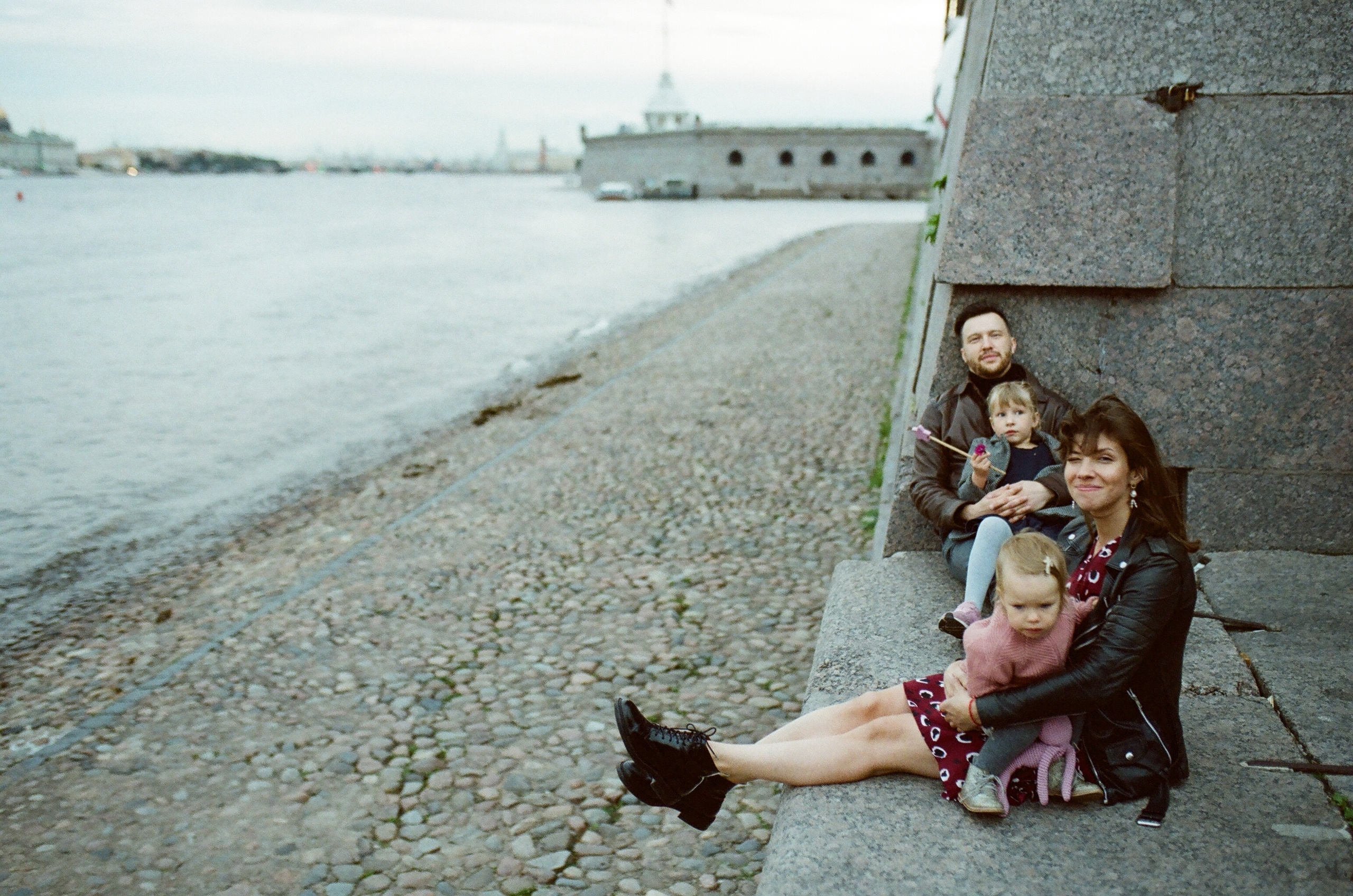 Никита Наташа Васо и Нина. Свадебный и семейный пленочный фотограф в Петербурге Истомина Ирина