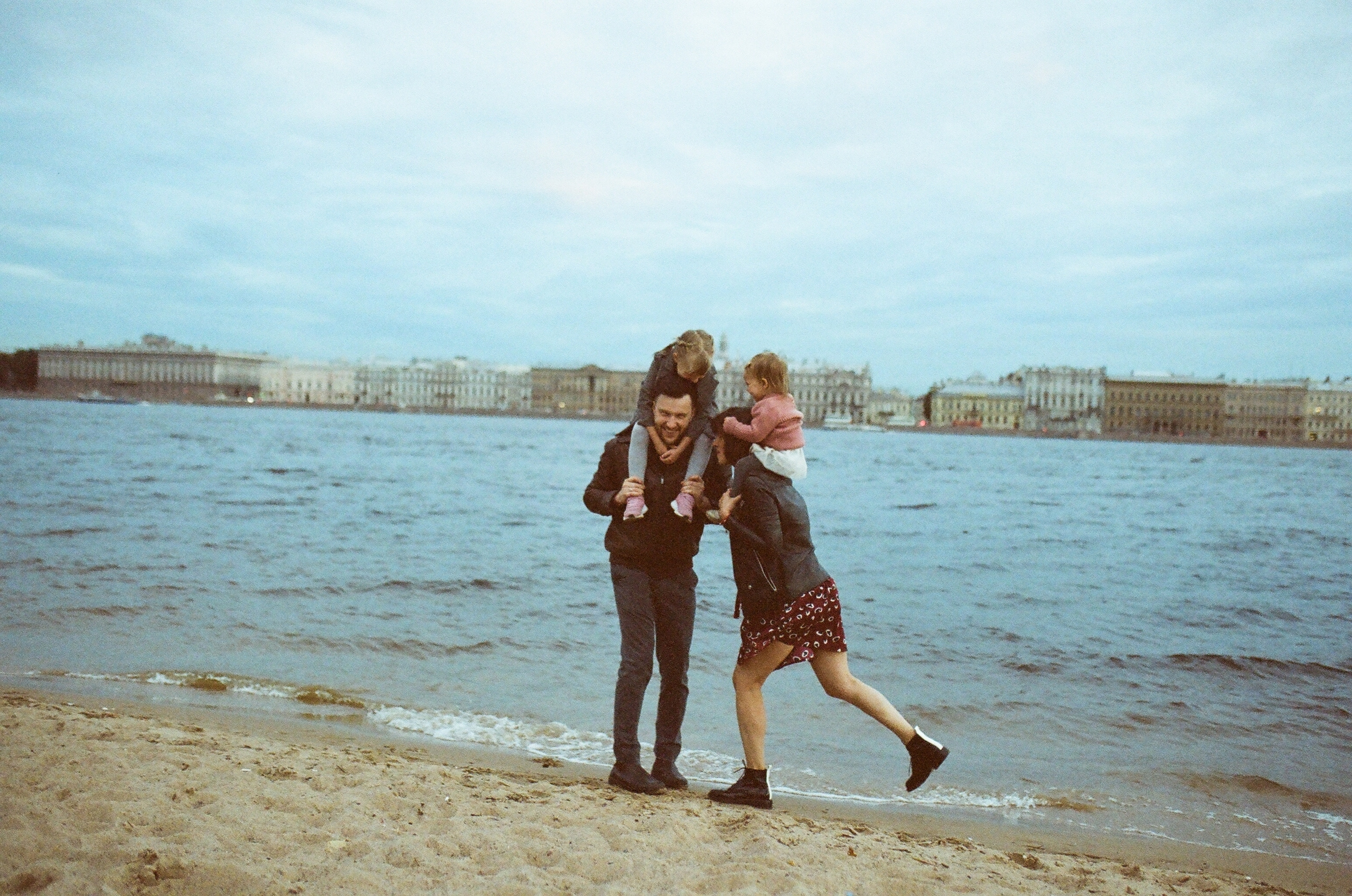 Никита Наташа Васо и Нина. Свадебный и семейный пленочный фотограф в Петербурге Истомина Ирина