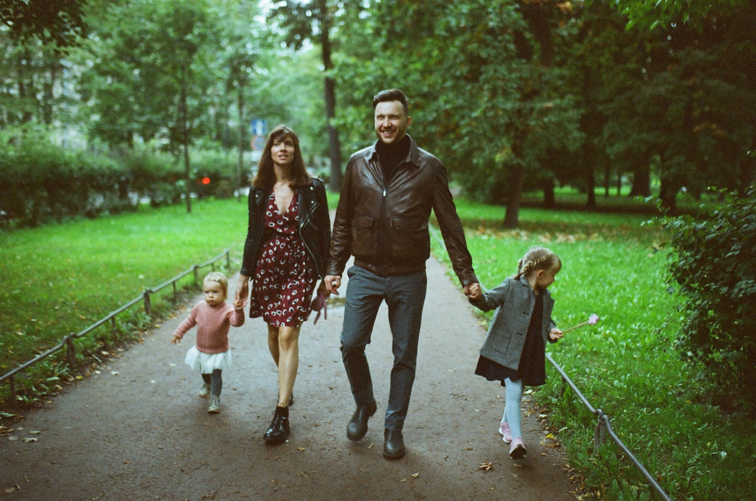 Никита Наташа Васо и Нина. Свадебный и семейный пленочный фотограф в Петербурге Истомина Ирина