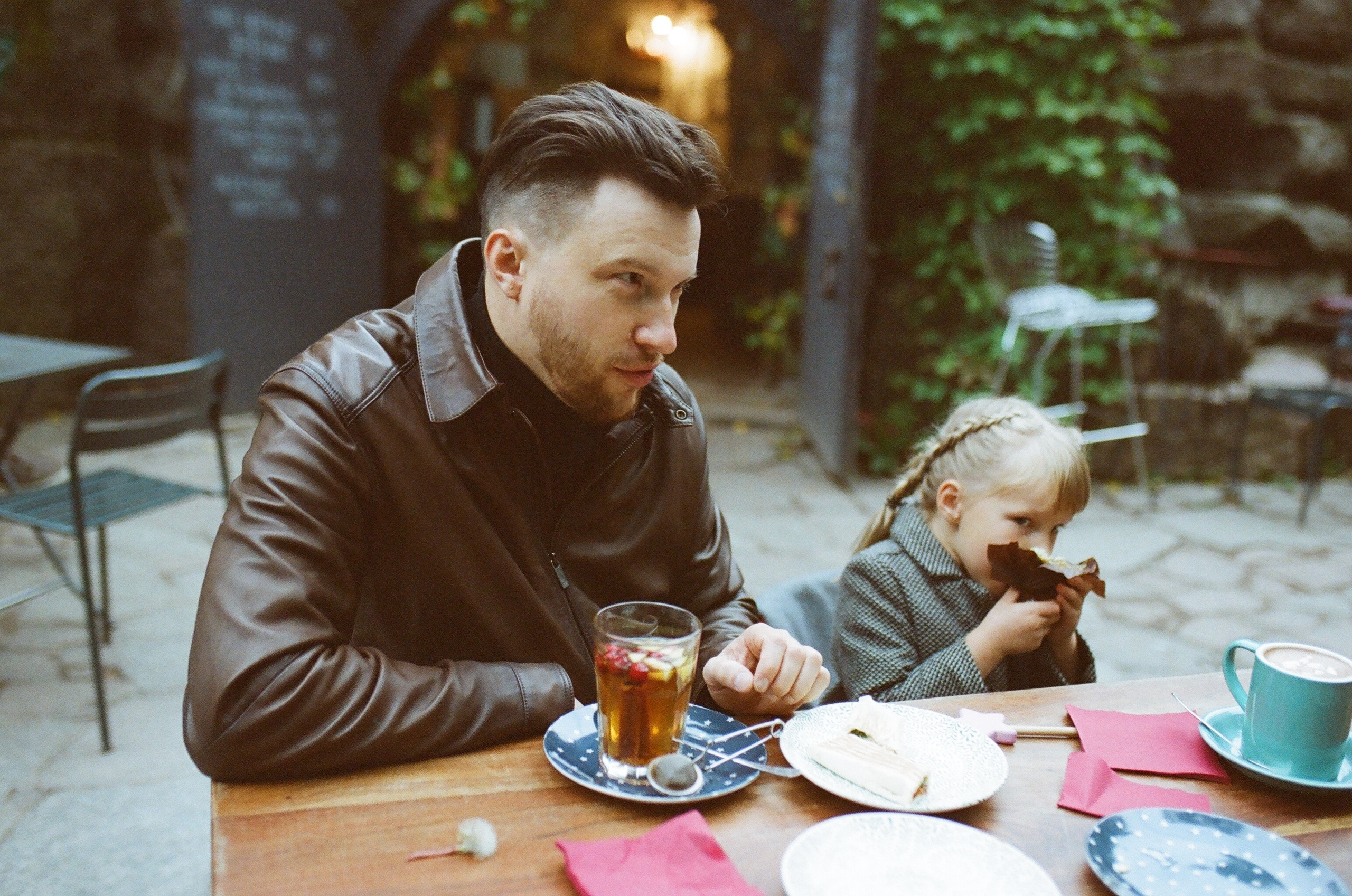 Никита Наташа Васо и Нина. Свадебный и семейный пленочный фотограф в Петербурге Истомина Ирина