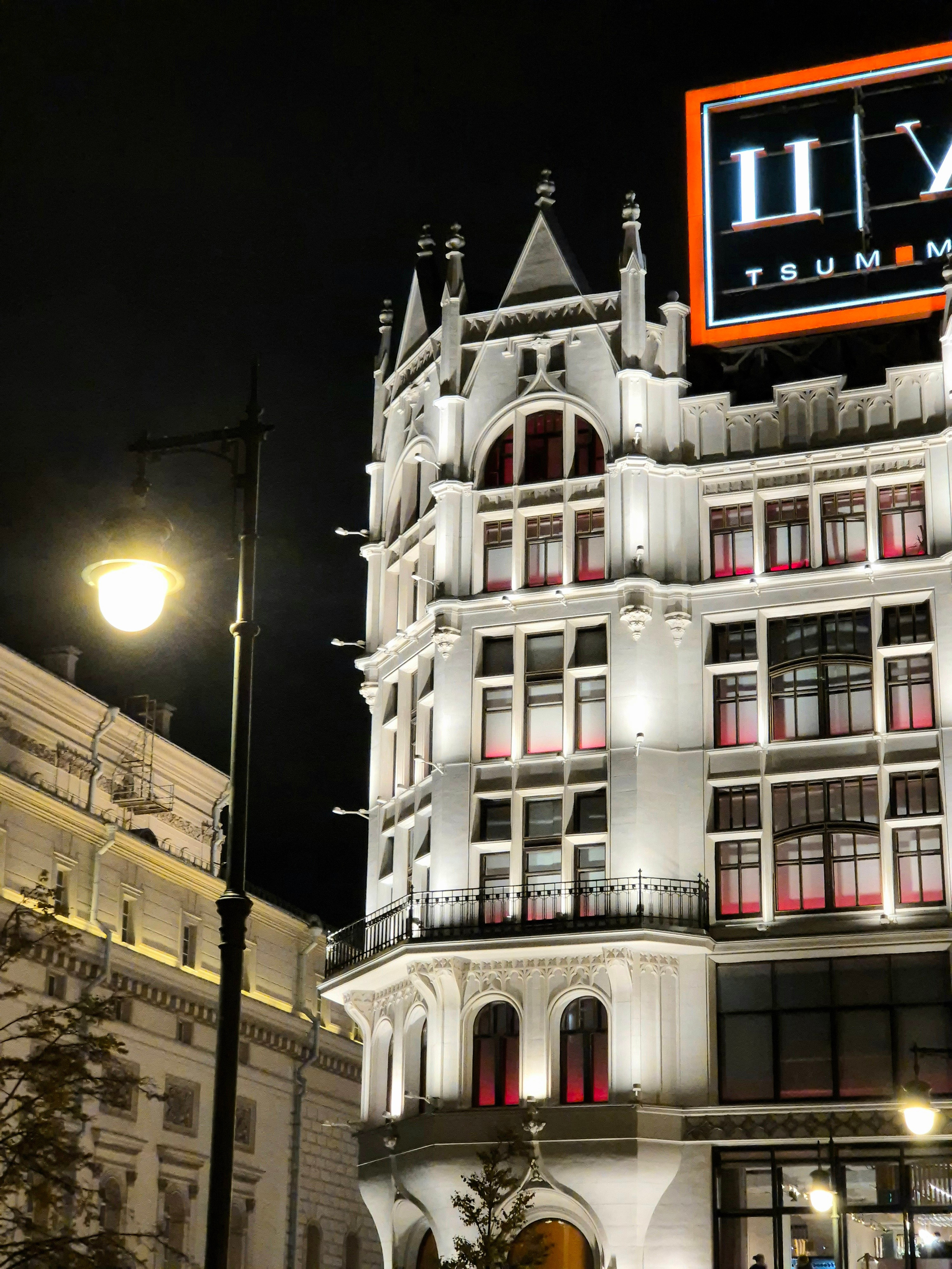 Выглядит как замок. Стилизованные крепостные стены и башни модерна начала XX в. Но отпугивают не они - а еще более высокие цены внутри