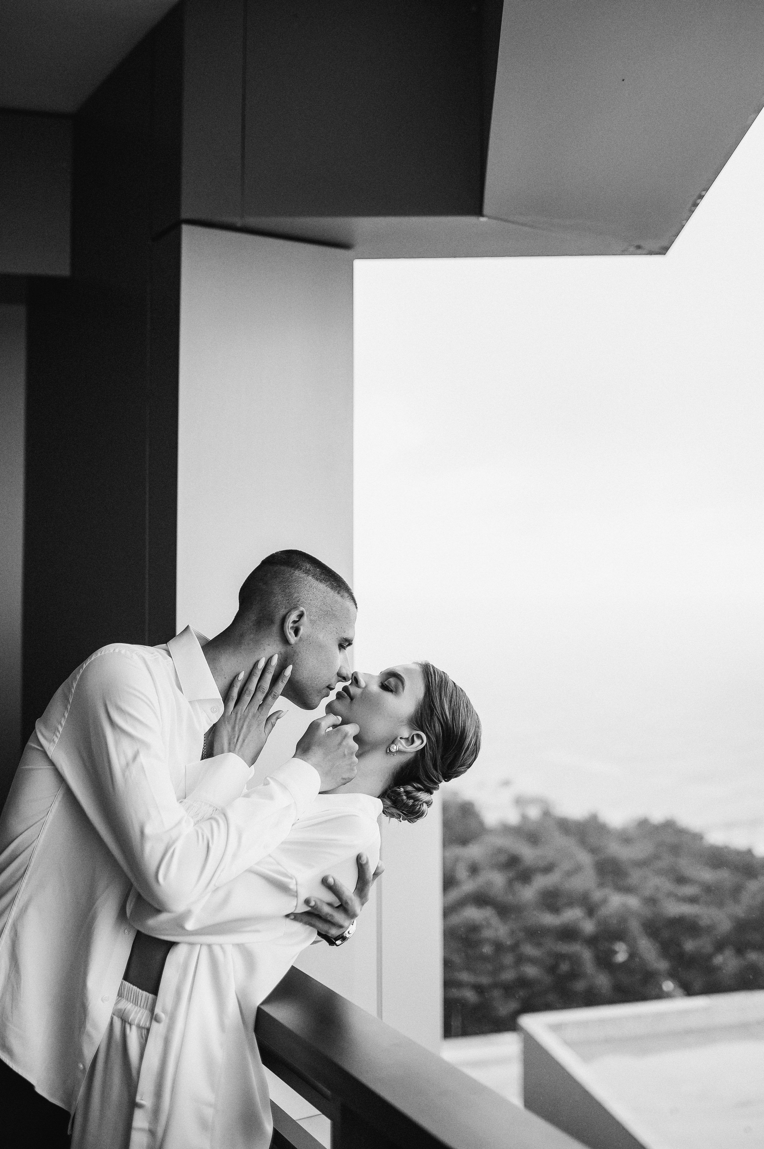 Свадебное утро и прогулка красивой яркой пары. Свадебный и семейный фотограф в Симферополе Дарья Маркова