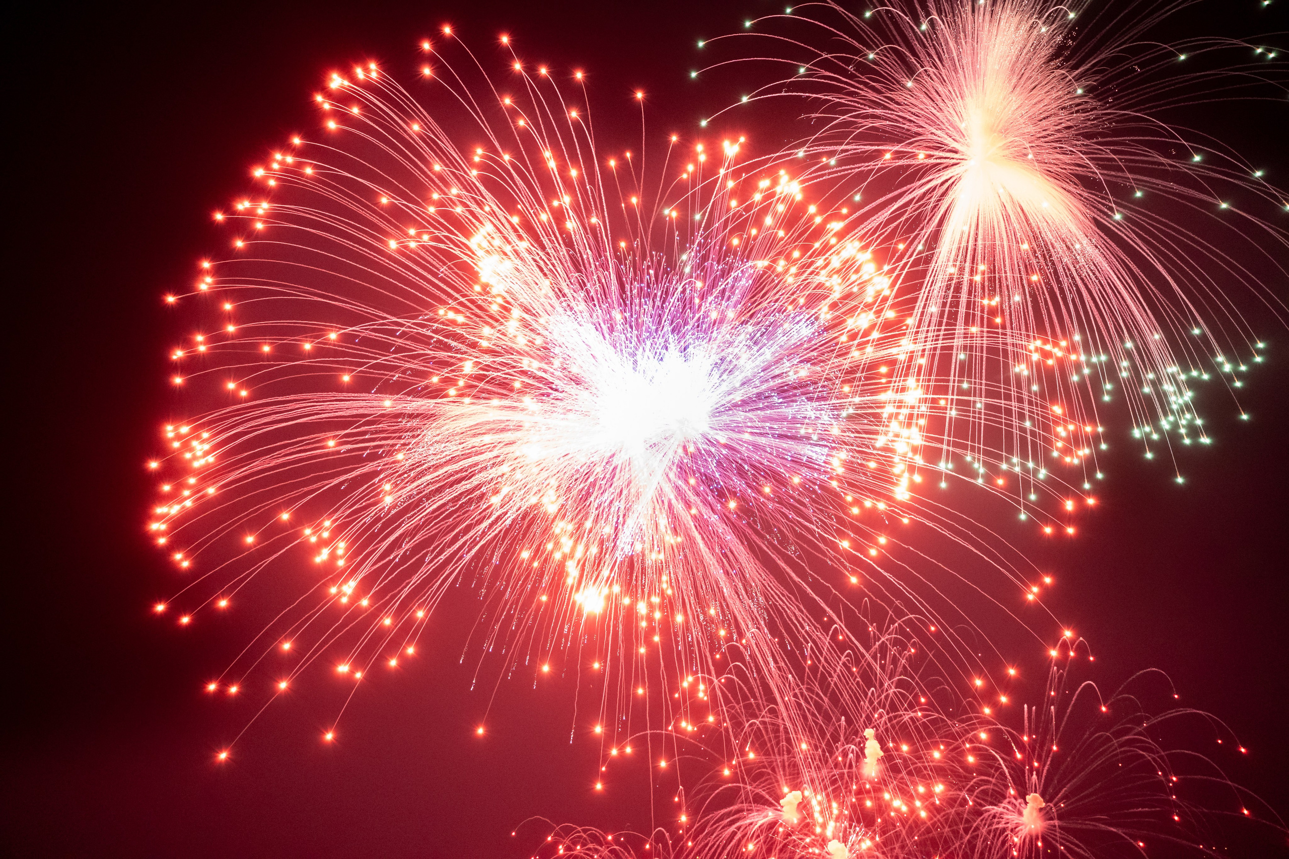 Праздничный салют в честь Дня защитника Отечества. Главная