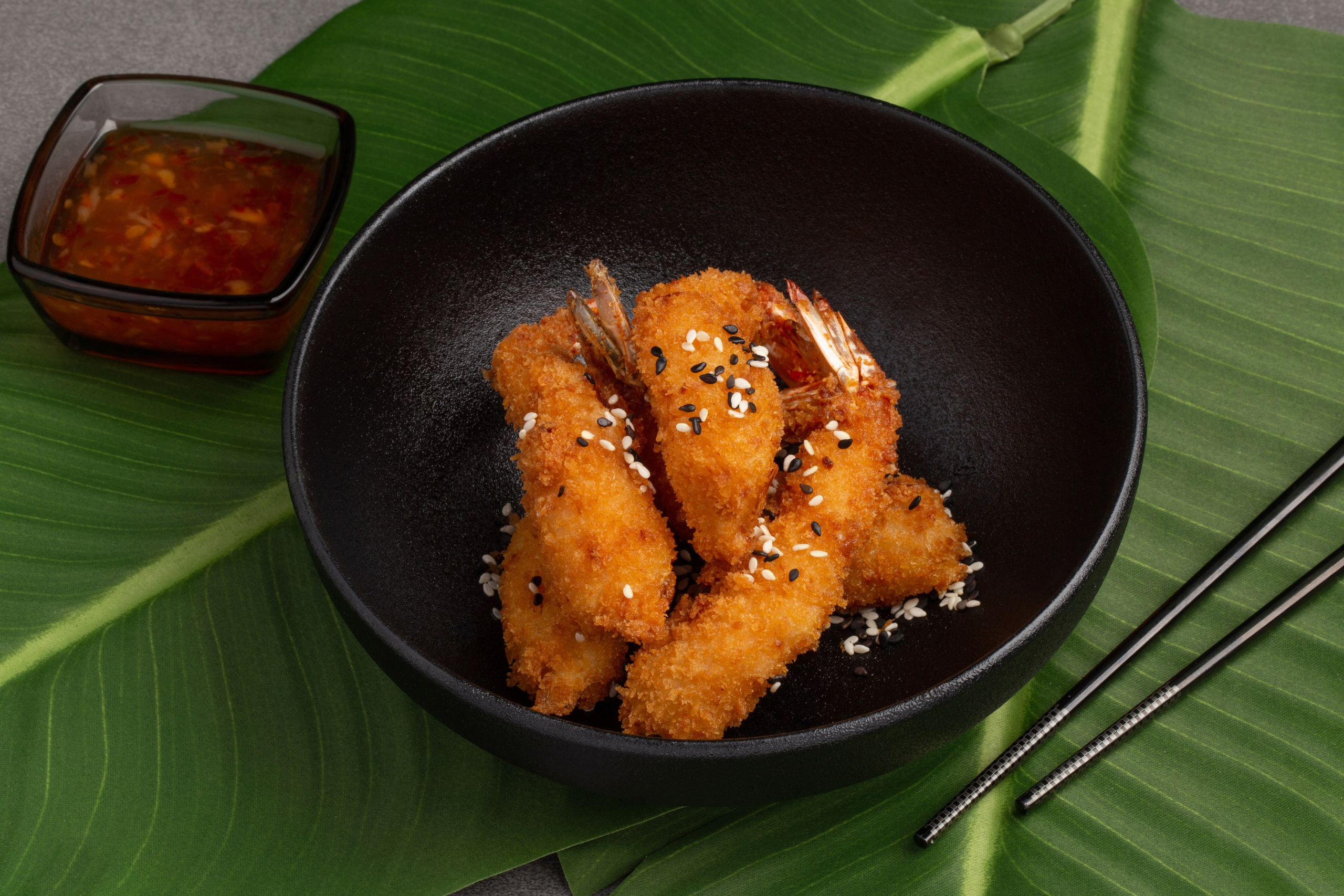 Съемка роллов в Сочи, фудфотограф в Сочи, роллы на тарелке, азиатская кухня в Сочи, креветки в кляре, закуска