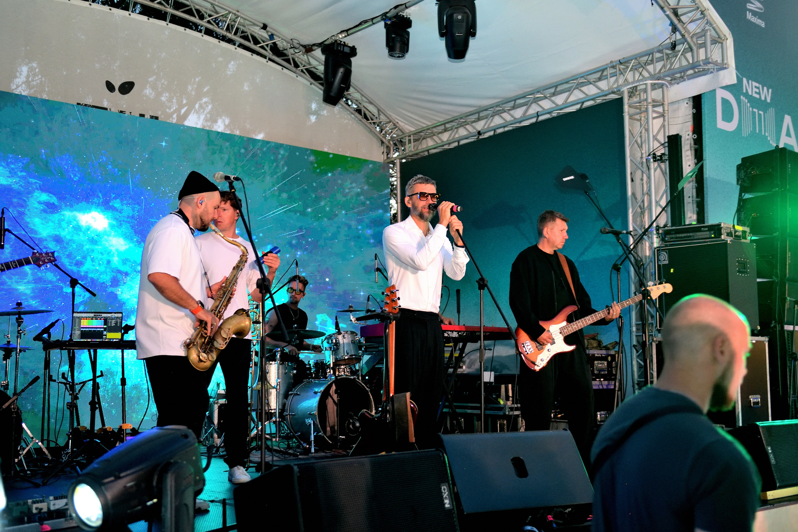 "Красивый свет на сцене на выступлении группы".