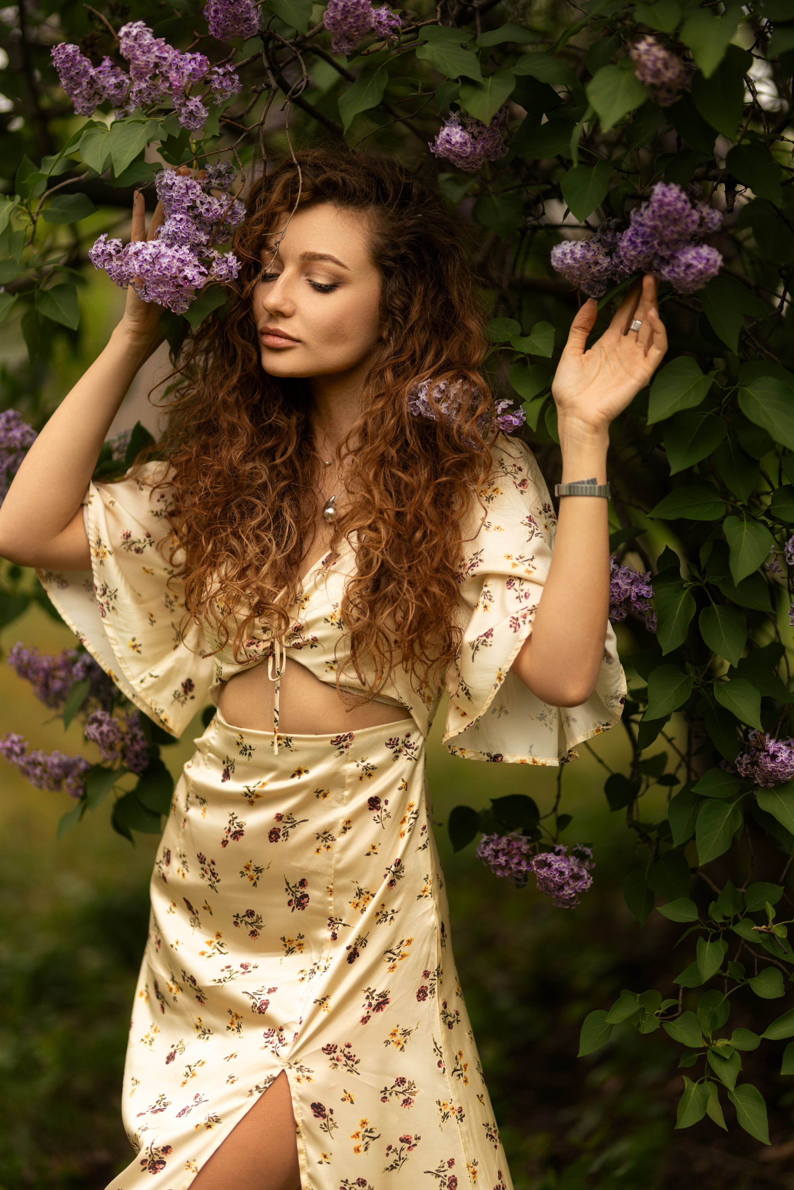 Фотосет с Дианой в цветущей сирени в Воронеже в формате для «себя». Дмитрий Шульгин, портретный фотограф в Воронеже