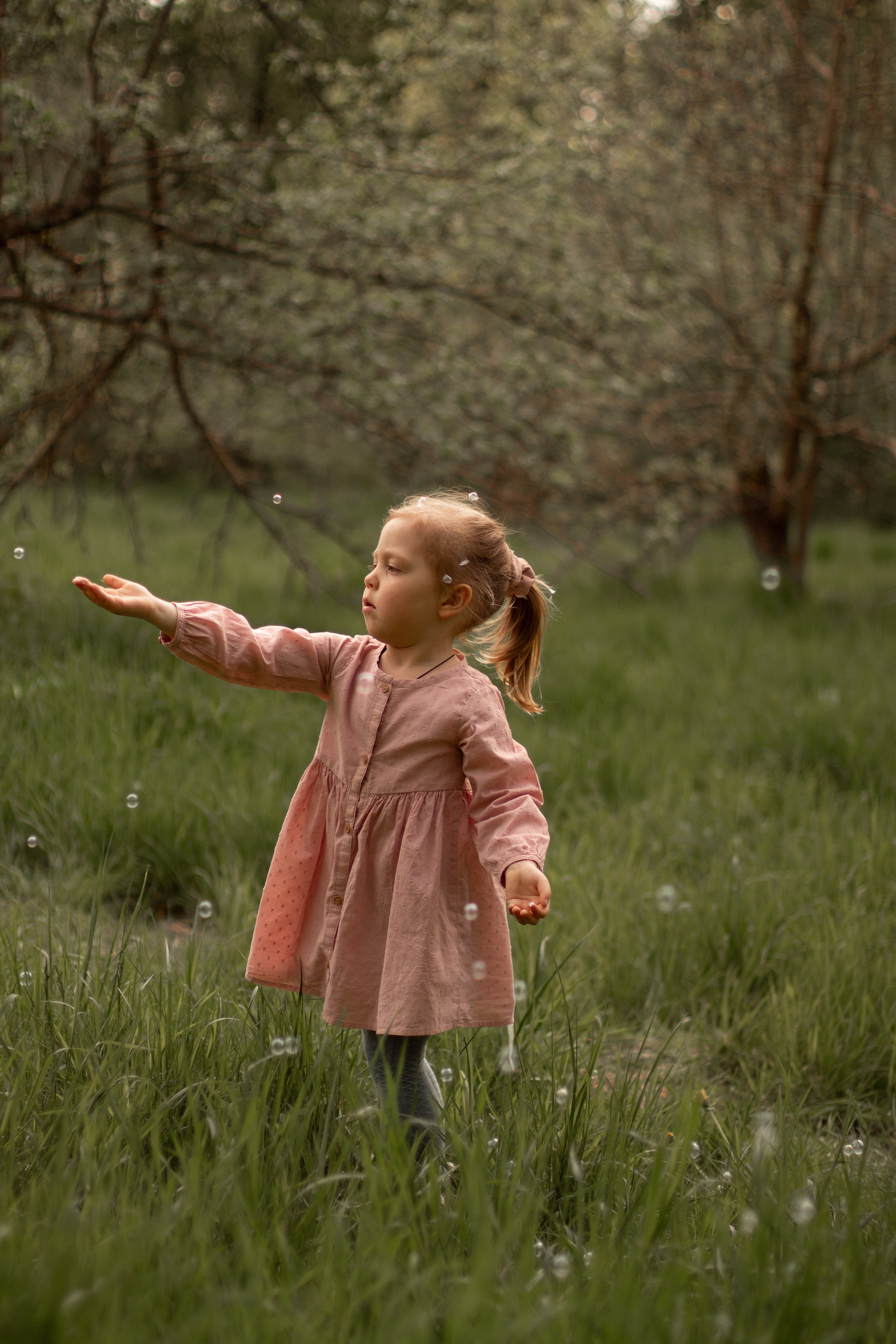 фотография девочки с мыльными пузырями, девочка ловит мыльные пузыри