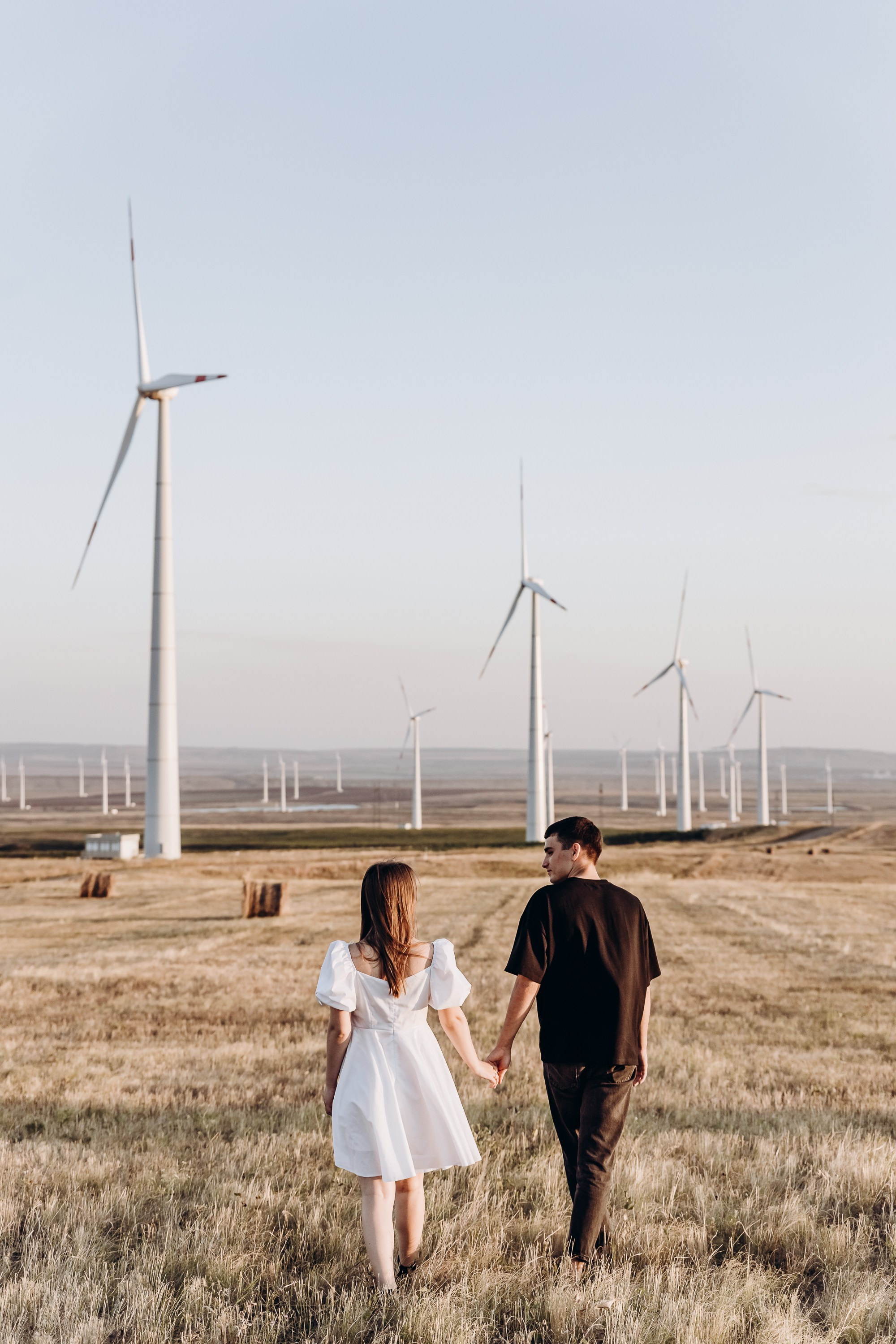 Улыбки и хорошие воспоминания: влюбленные смотрят старые фотографии