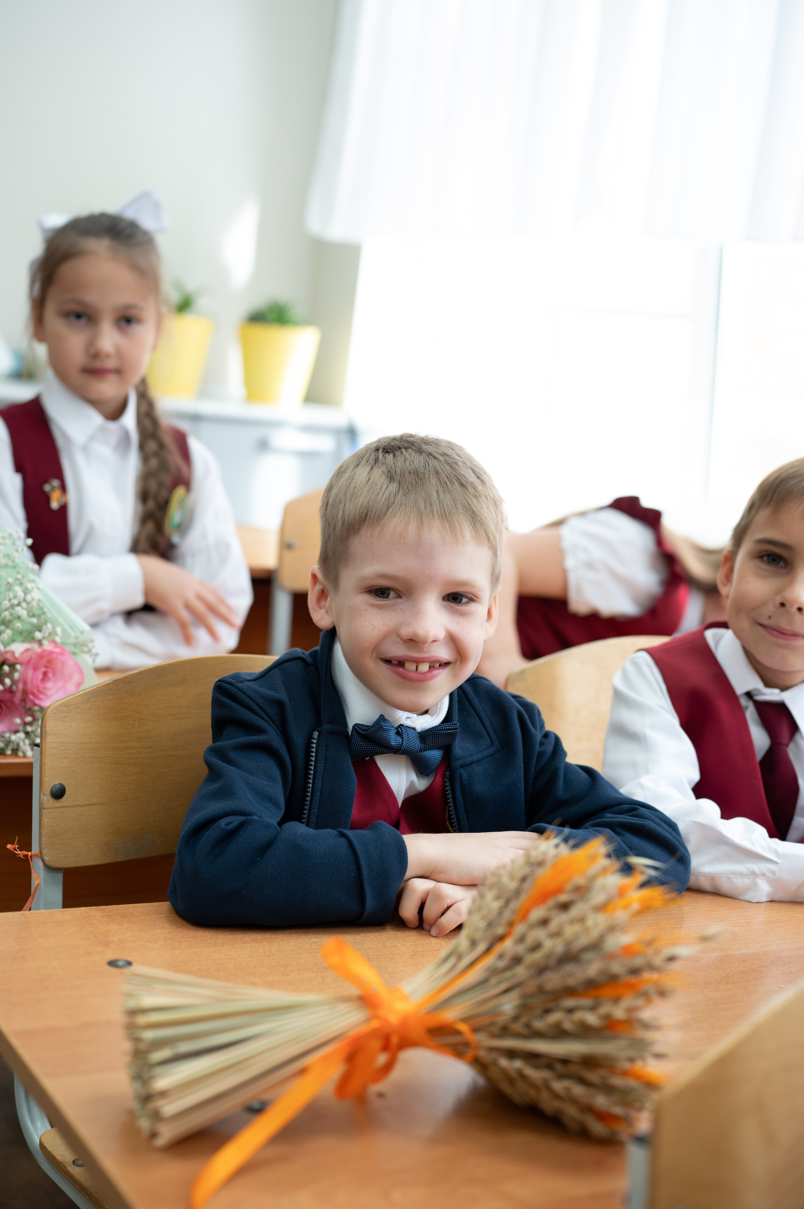 1 сентября 16 гимназия 2 класс (линейка + в классе+ на улице). Фотограф новорожденных, семейный детский в Тюмени Татьяна Морозова