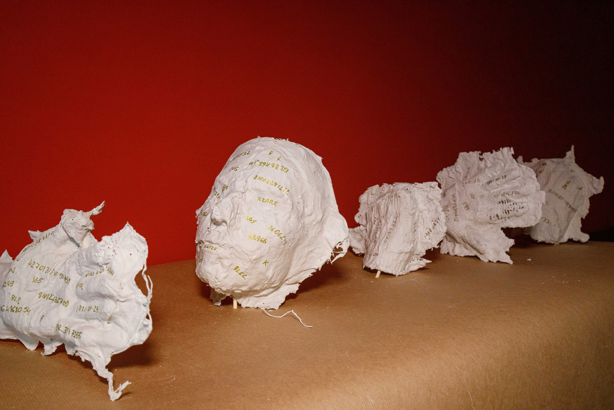 Sculpture Piece of paper. Photographer, Documentary and Art