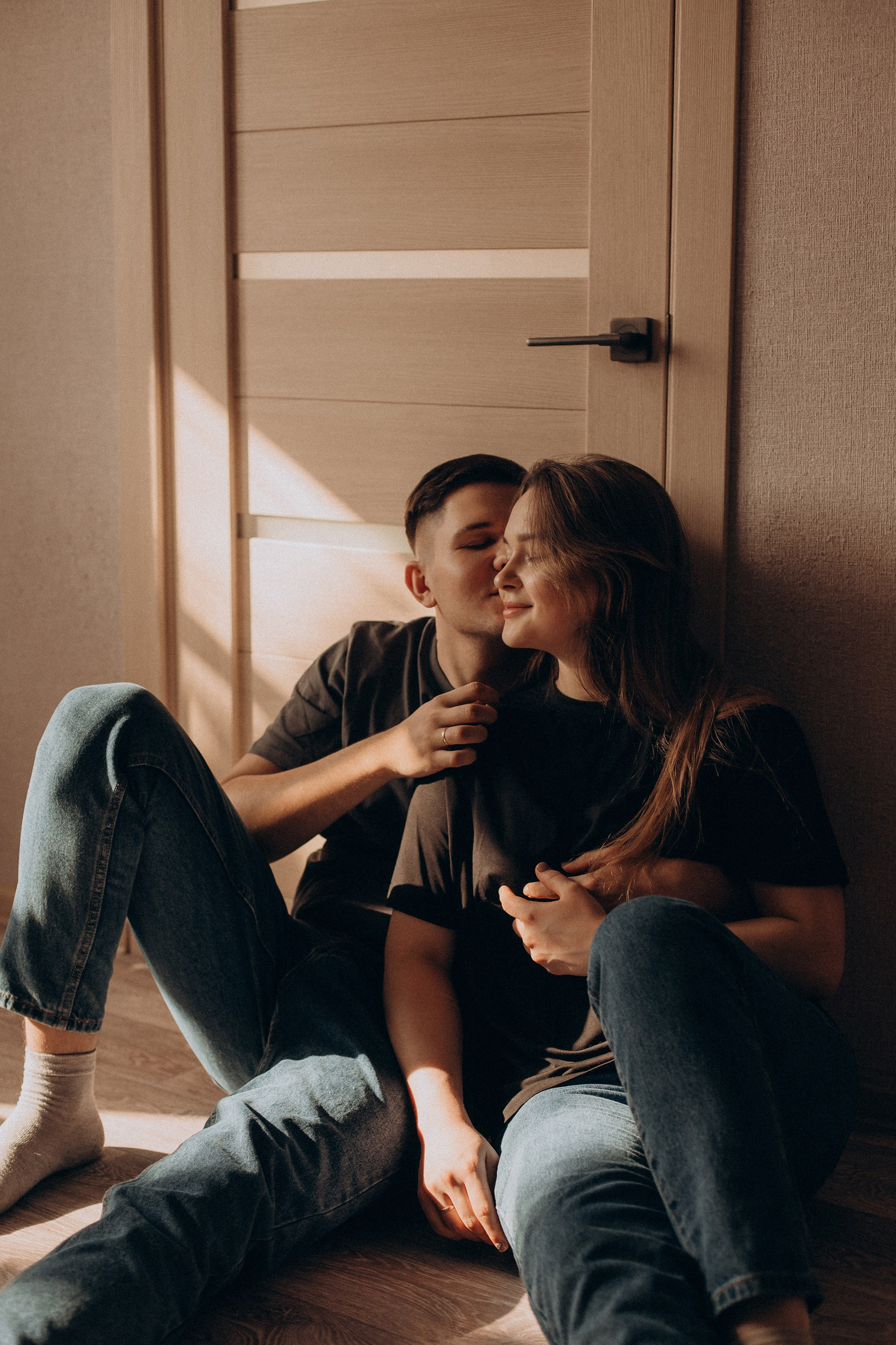 Солнце наполнило комнату светом, а вы — теплом. Свадебный фотограф Илья Бринк