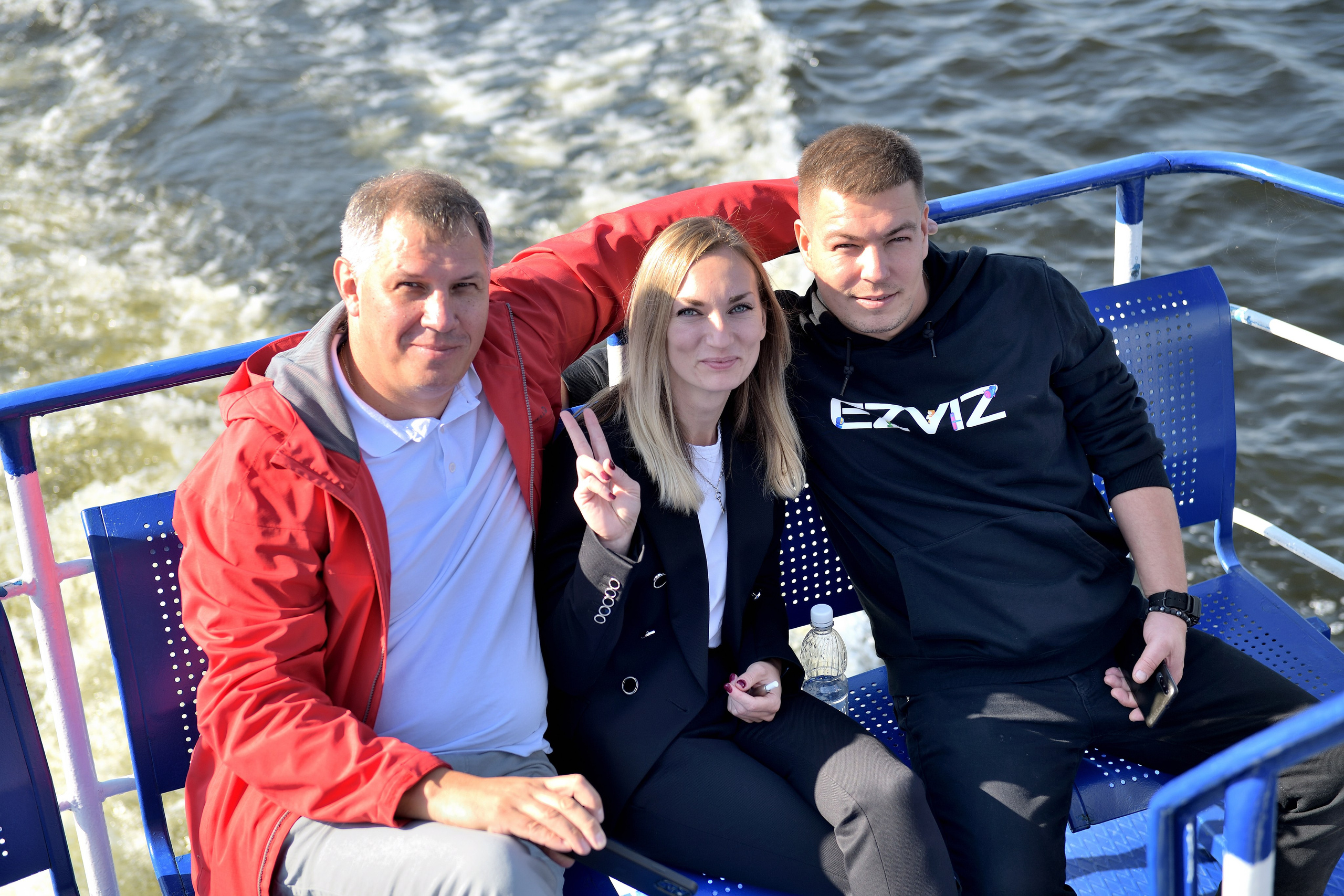 "Фотография сотрудников на мероприятии на Волге".