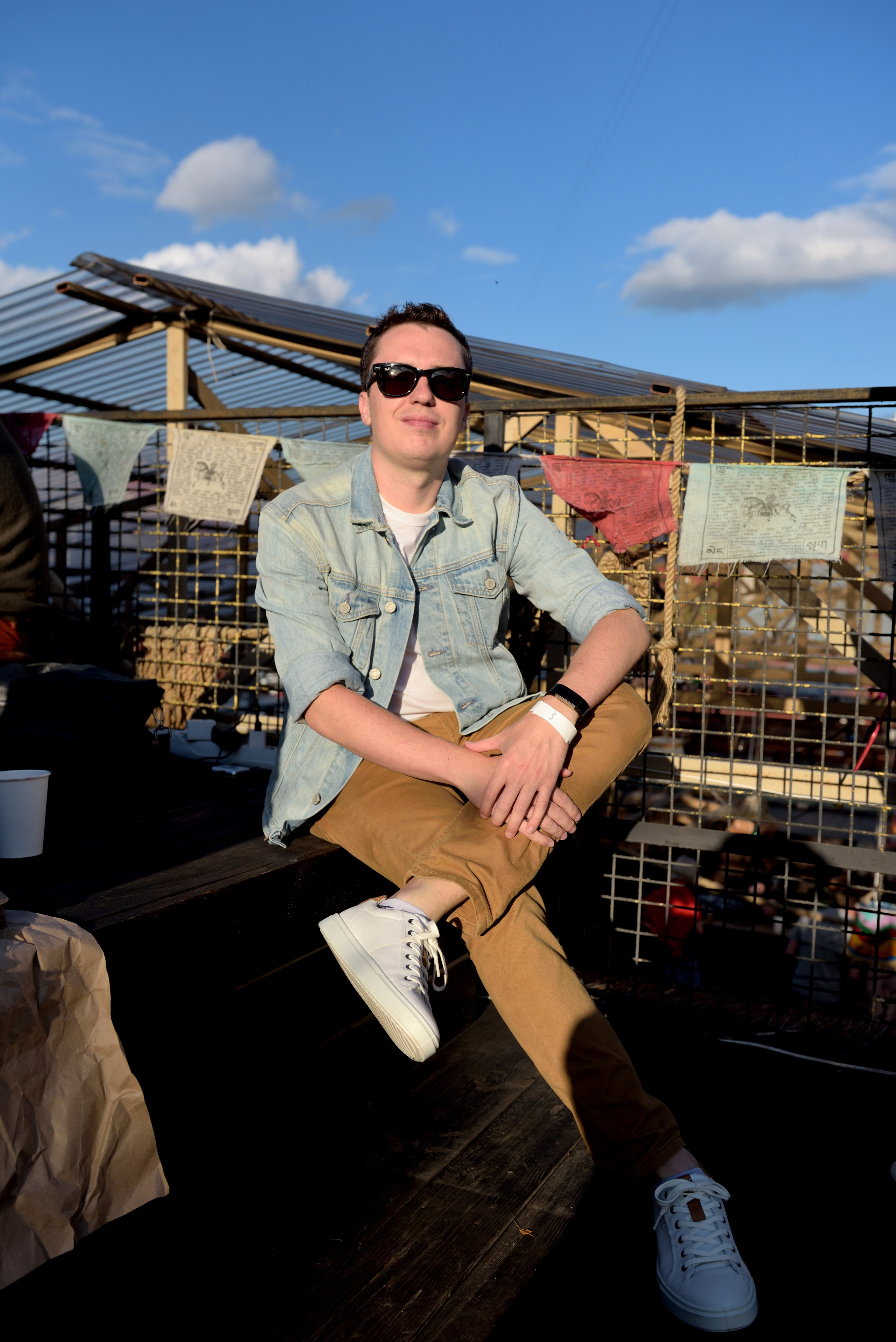 "Мужчина позирует фотографу на мероприятии".