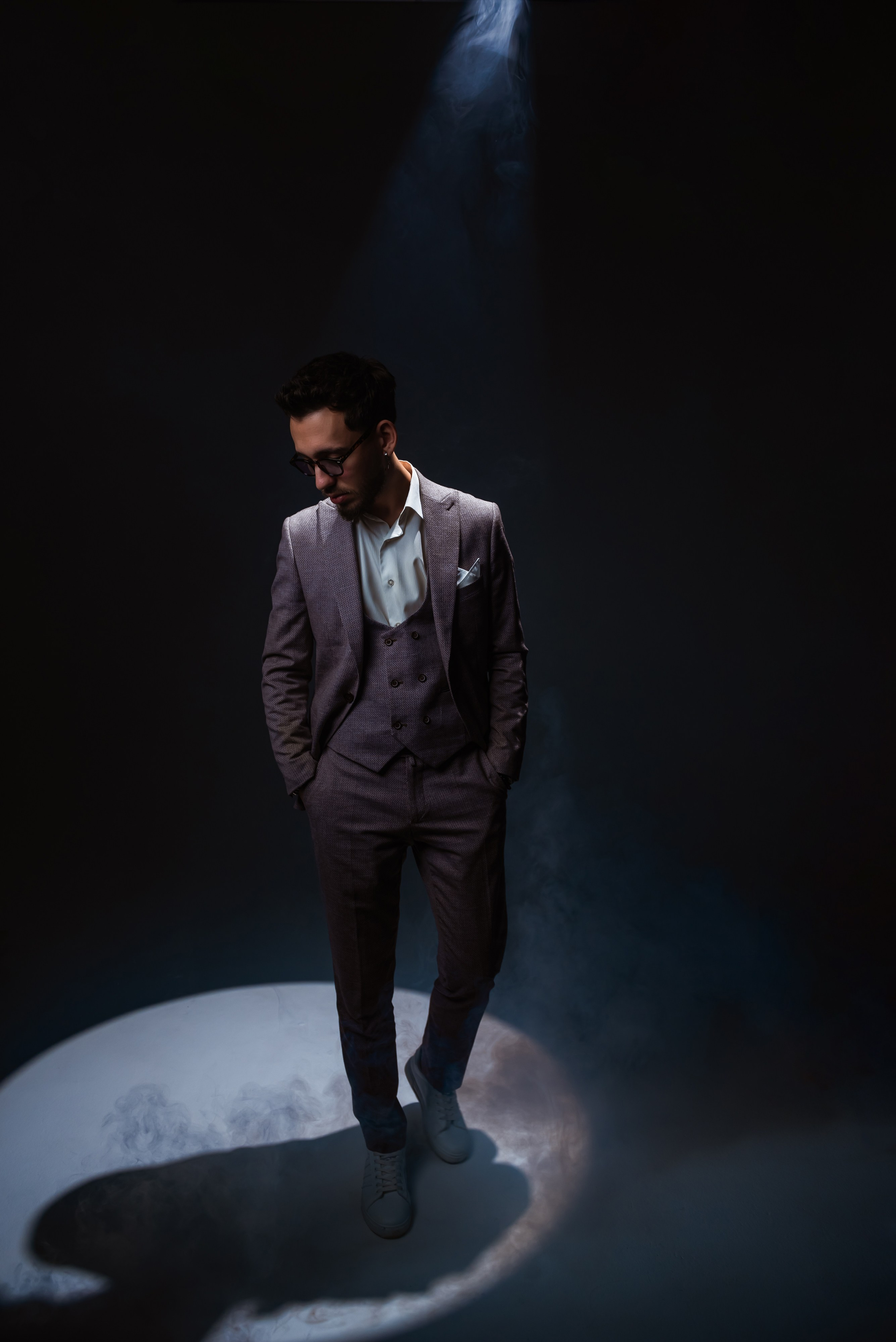 Фотосессия в фотостудии новосибирск, фотосессия в студии, фотосессия на циклорамме, фотосессия со спотлайтом, креативная фотосессия, фотограф новосибирск, фотосессия новосибирск, заказать фотографа в новосибирске, портретный фотограф новосибирск, мужской фотограф новосибирск, фото Юлия Туманова, портретное фото, креативный фотограф, организация фотосессии, фотосессия с дымом, фотосессия для мужчины, мужская фотосессия