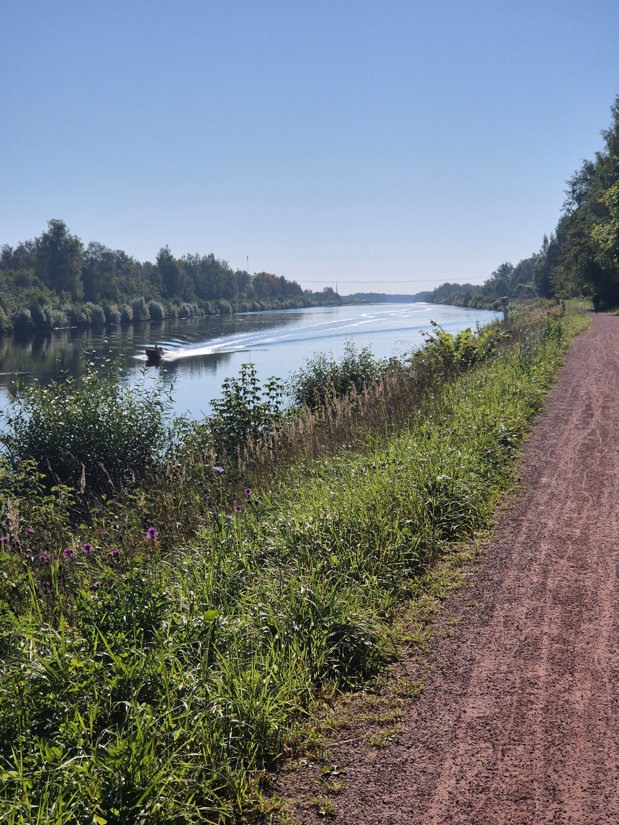 Вся трасса - идеальная дорога вдоль канала