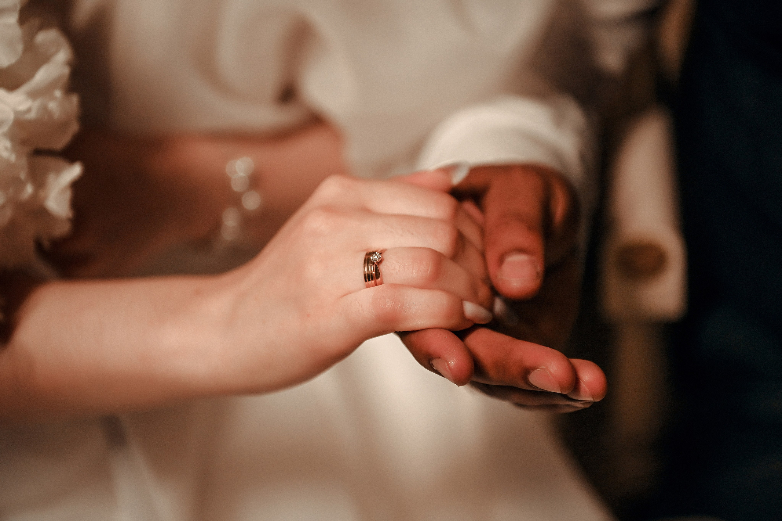 Небольшая свадебная серия в музее и прогулкой под дождем Эльмиры и Ризата. Свадебный, семейный, детский, контент фотограф в Омске Максим Ильин