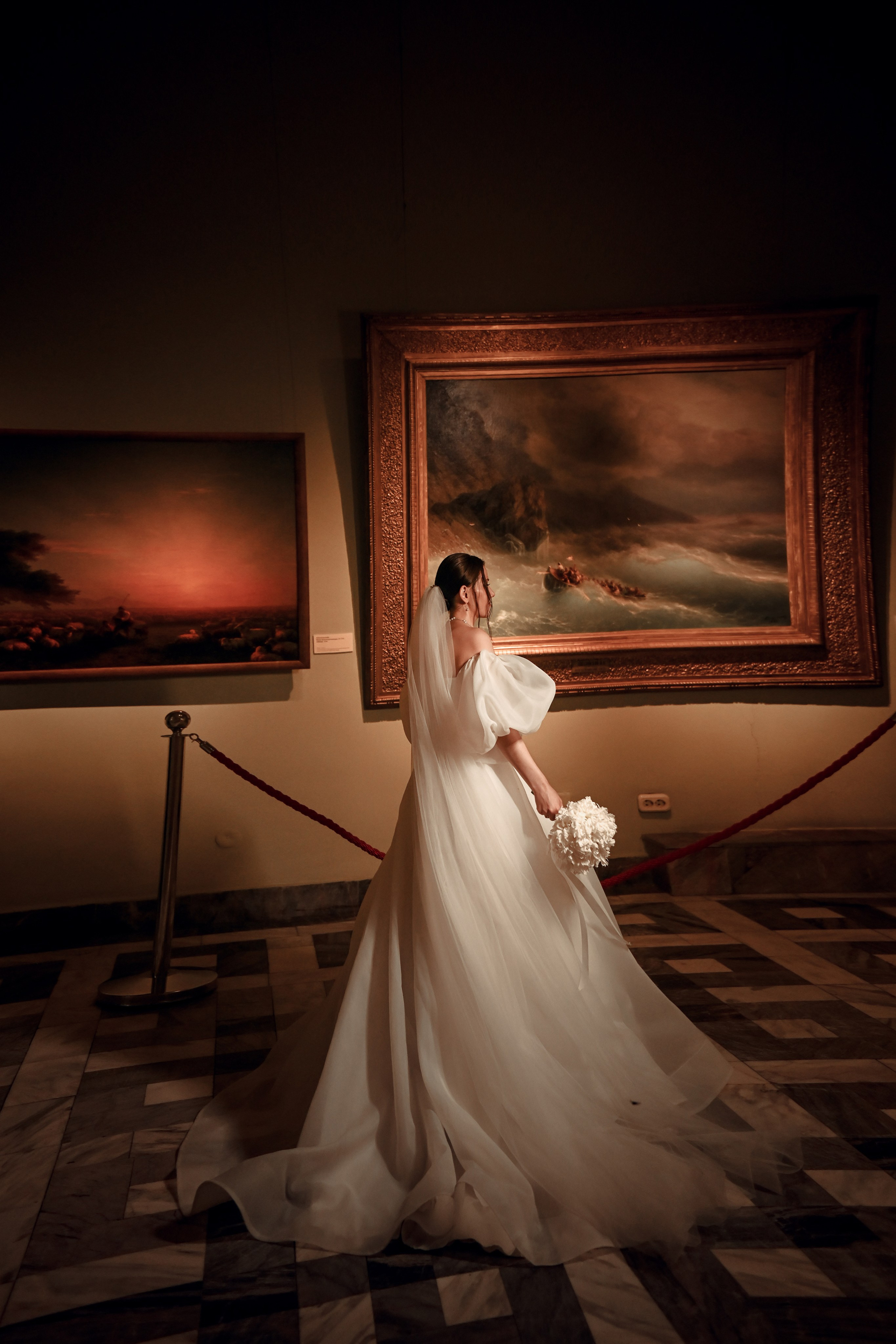 Небольшая свадебная серия в музее и прогулкой под дождем Эльмиры и Ризата. Свадебный, семейный, детский, контент фотограф в Омске Максим Ильин