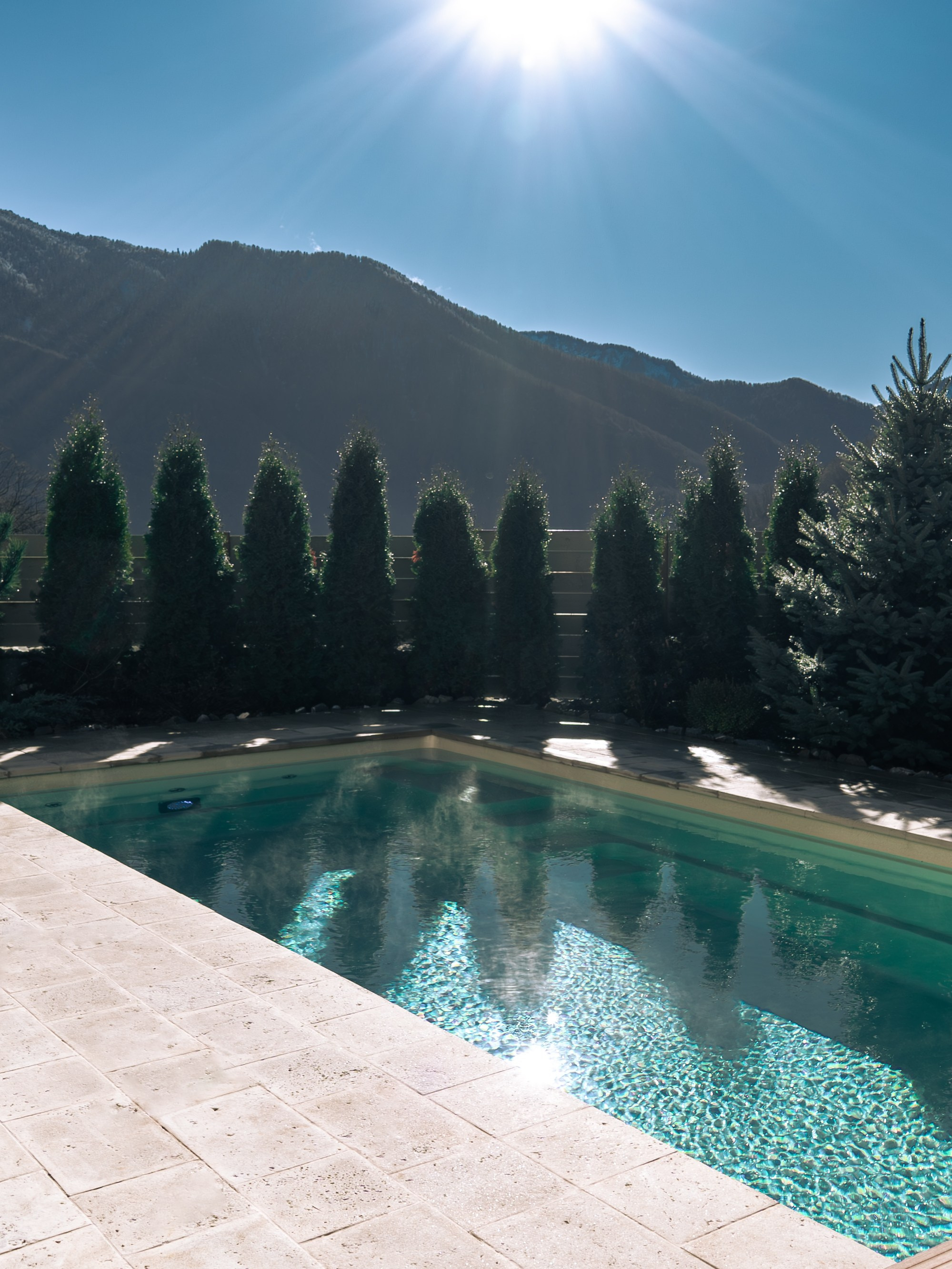 Загородный дом в стиле Шале белый — экстерьер. Репортажный фотограф в Красной Поляне и Сочи Павлюченко Екатерина