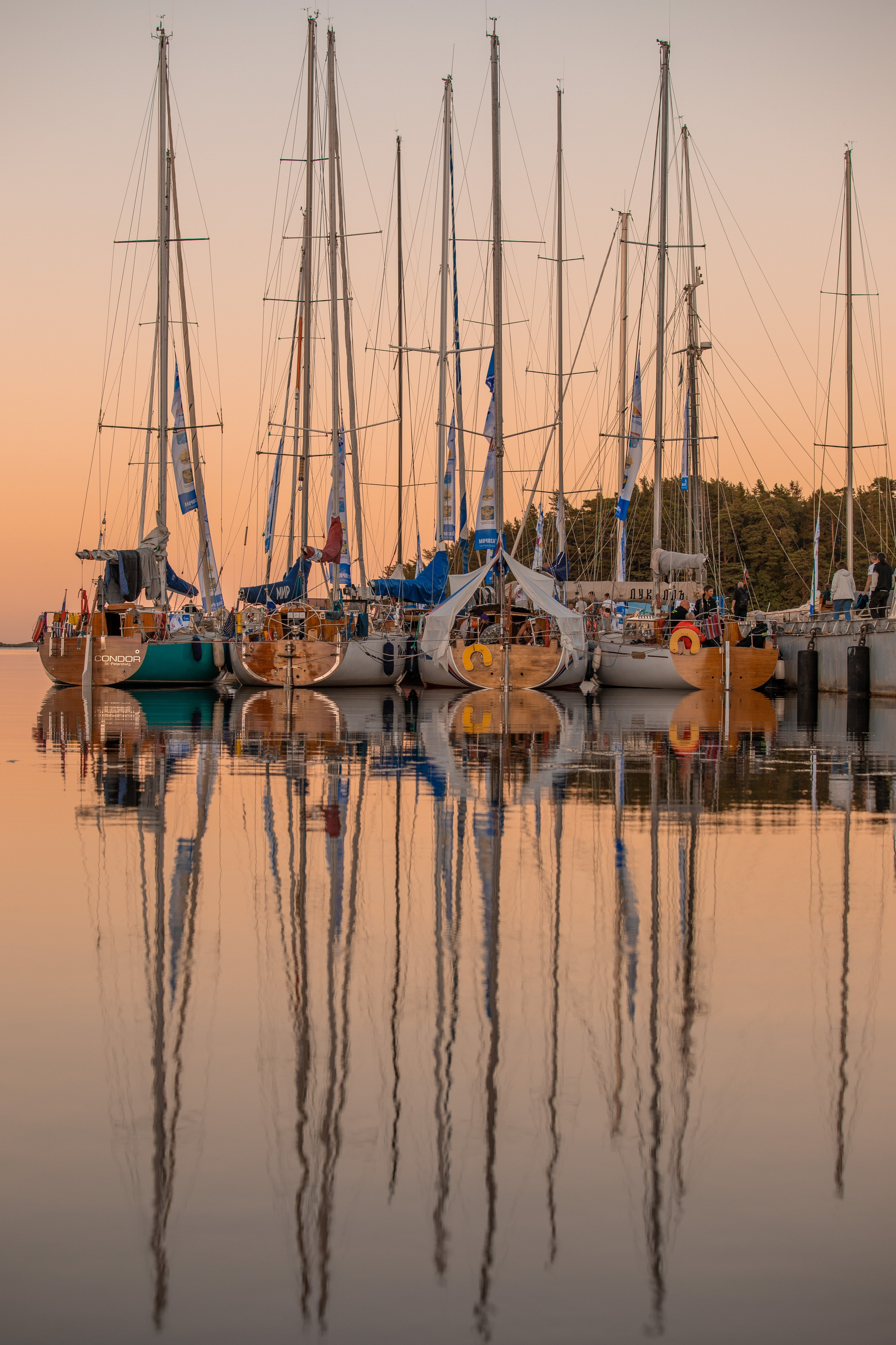 Деревянные яхты на причале на закате на острове Гогланд.